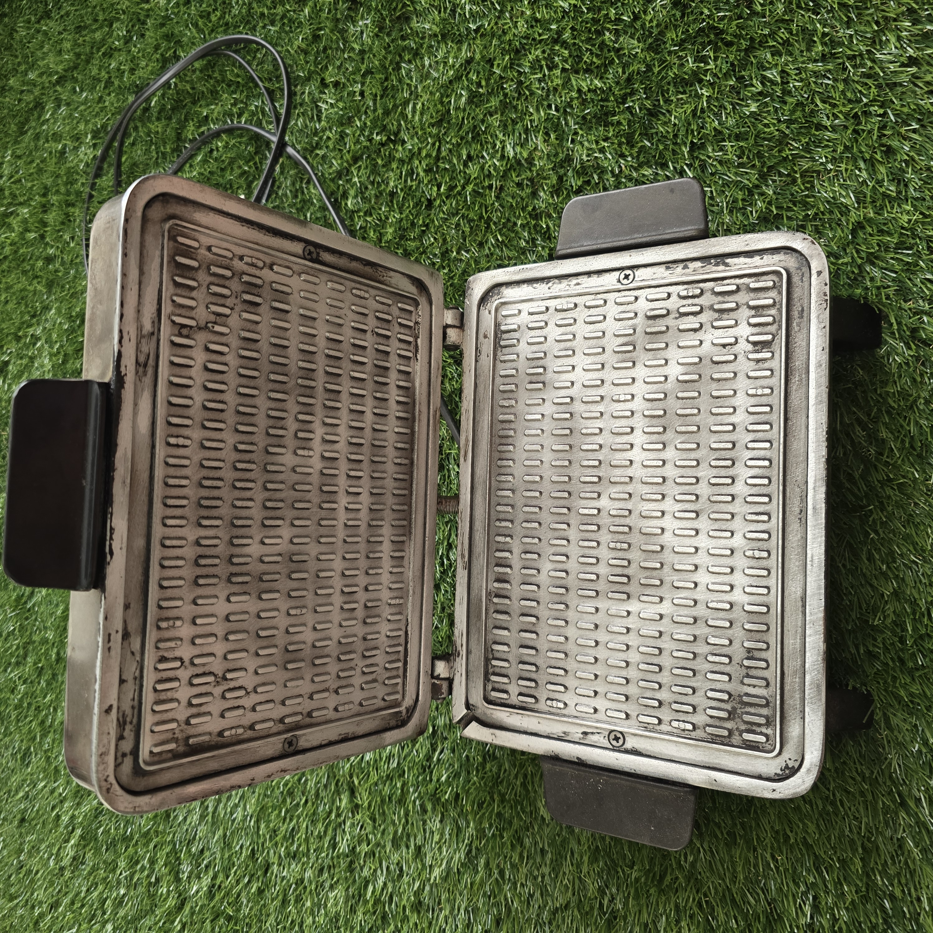 Senovinė elektrinė vaflinė su laidu