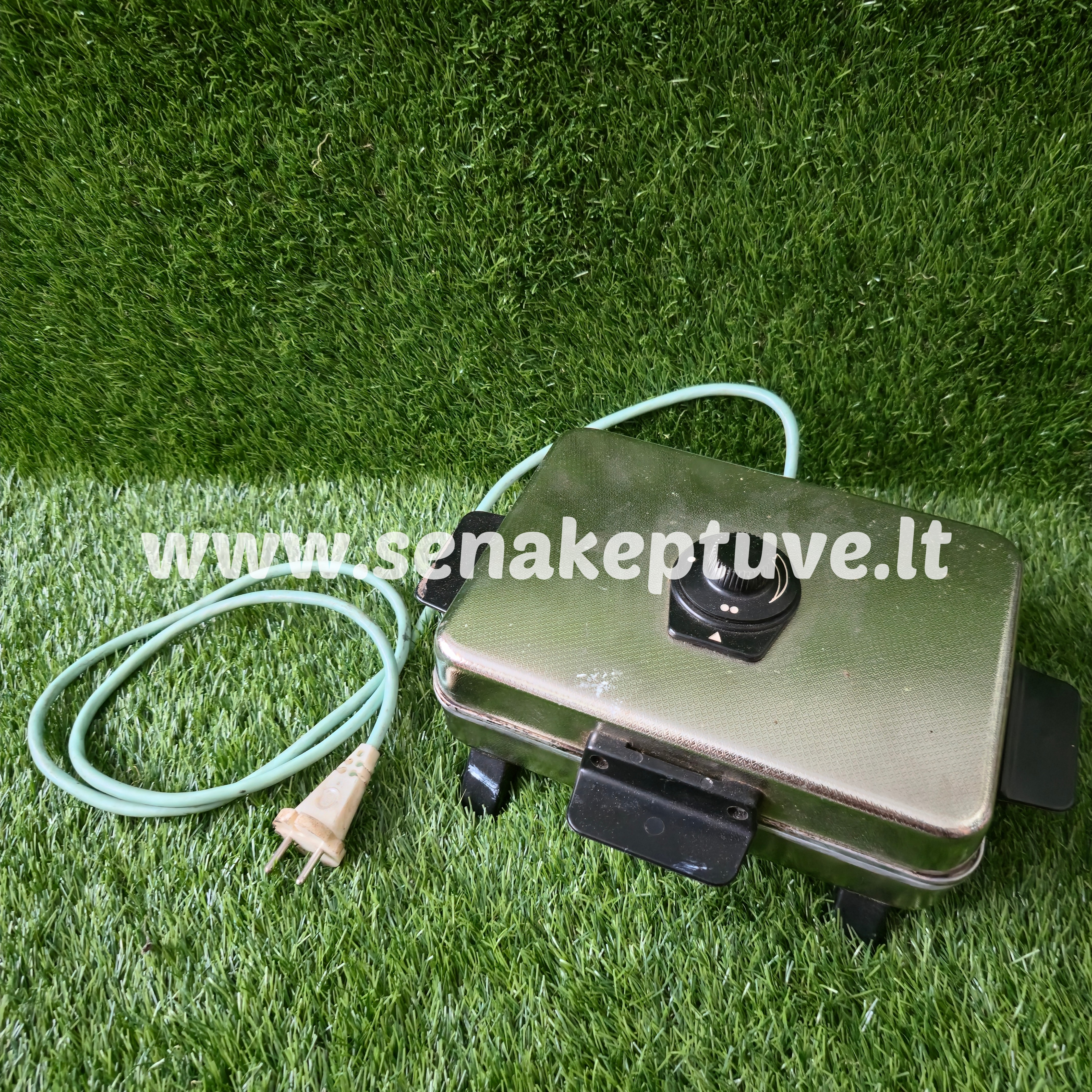 Senovinė elektrinė vaflinė su laidu