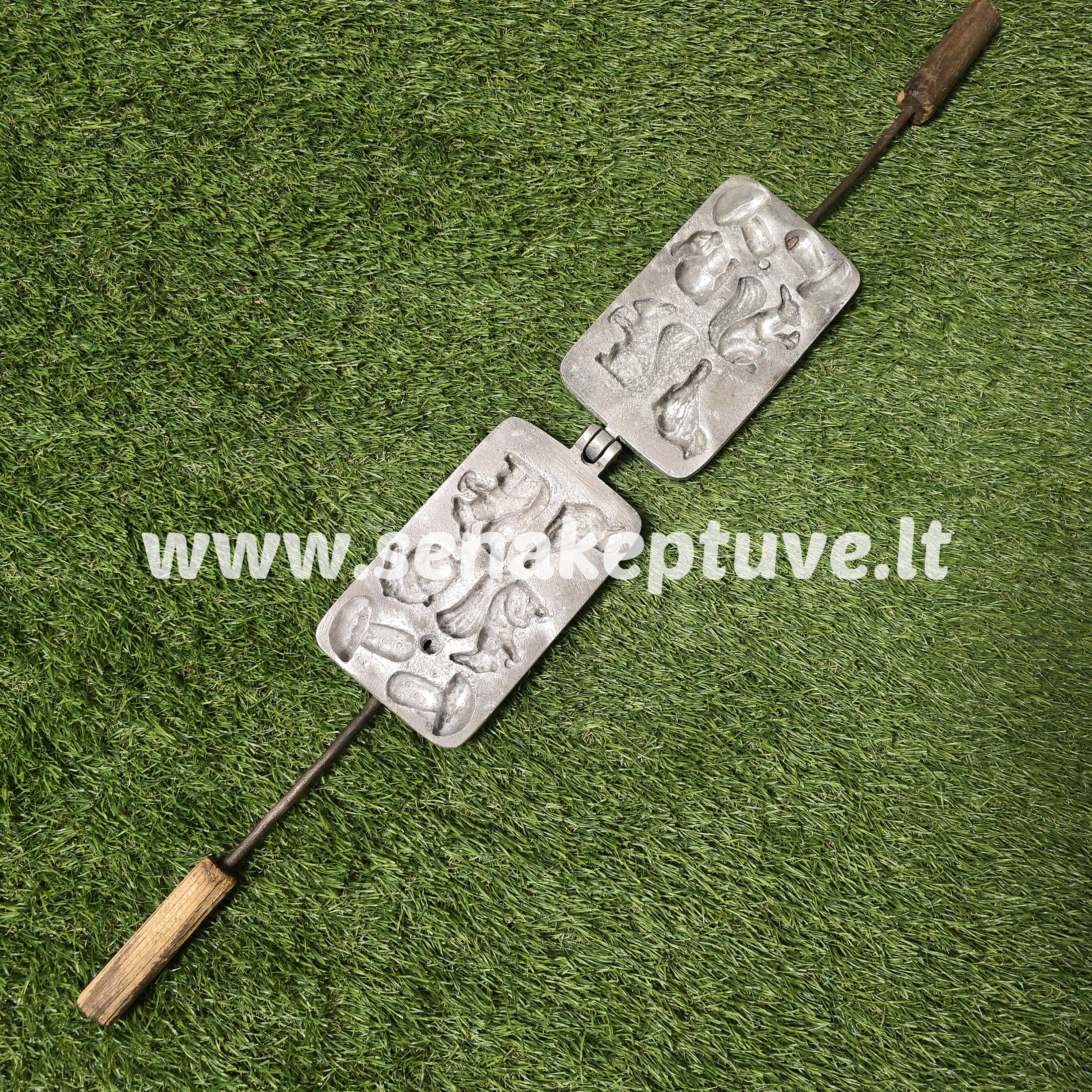 Senovinė asorti keptuvė (paukštelis, zuikutis, 2 voverės, 2 grybukai)