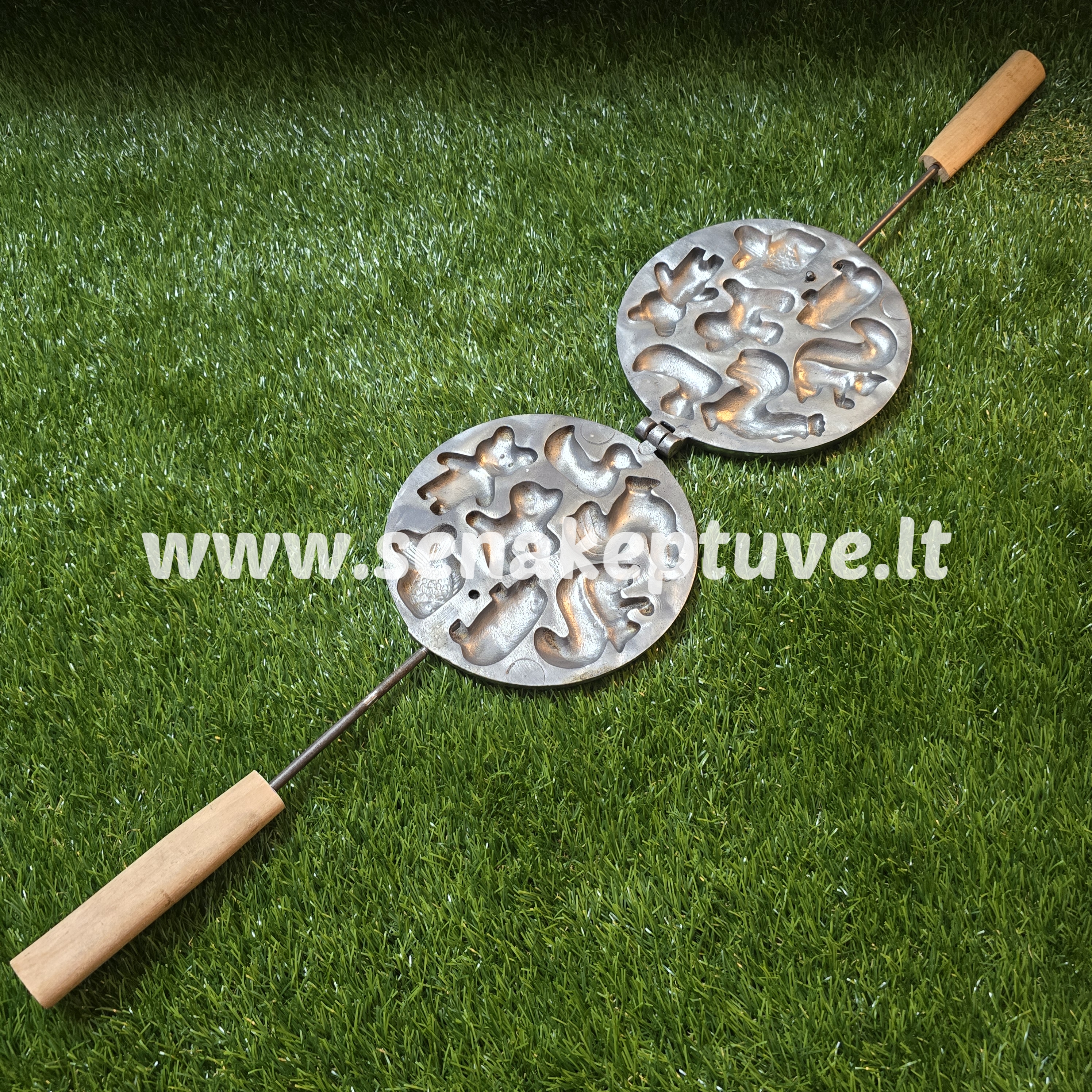 Senovinė asorti (antytė, šuniukas, gaidelis, voveraitė, paršelis, žuvytė, meškutis) keptuvė