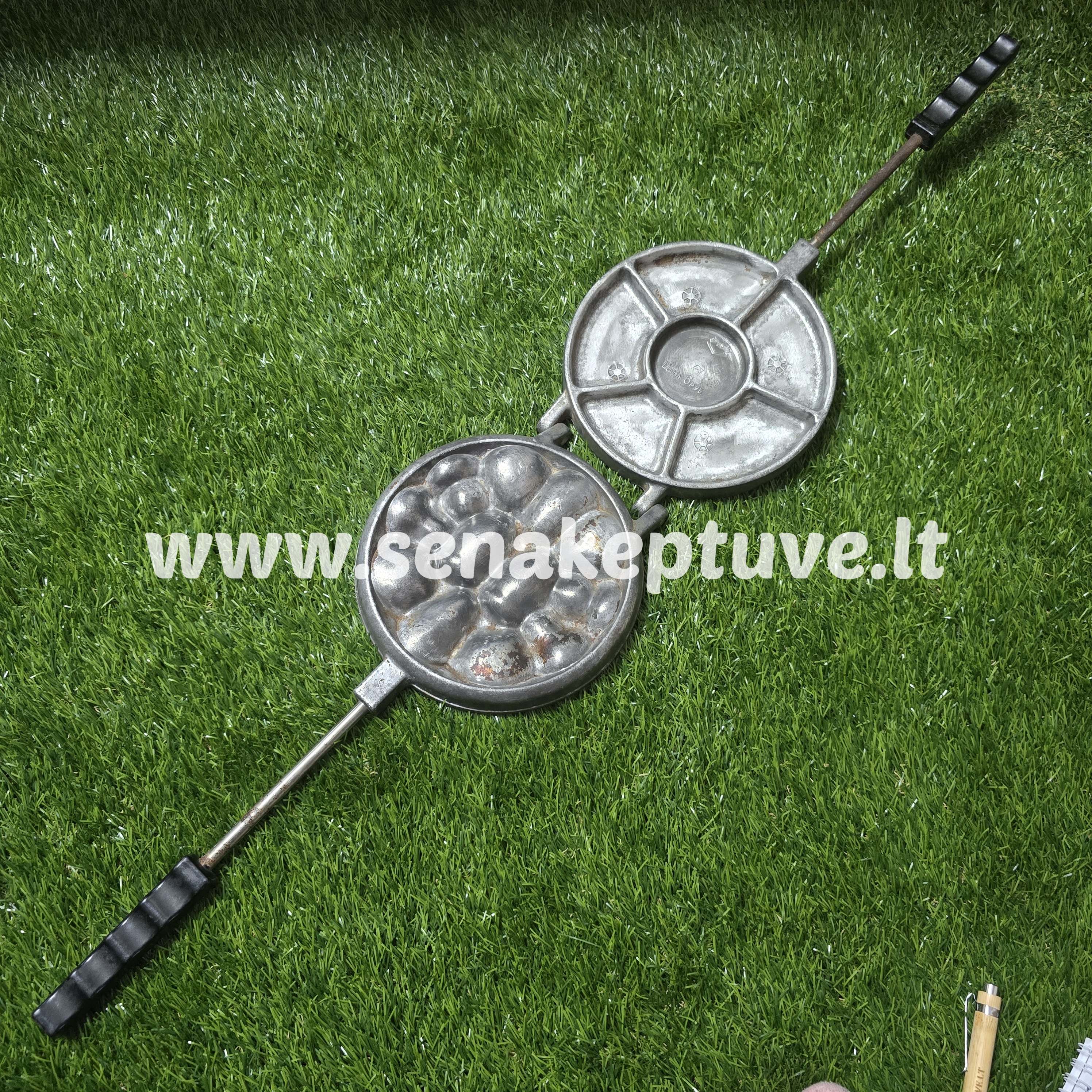 Senovinė asorti (2 gilės, 2 grybukai, 2 kriaušės, 2 kriauklytės, 2 gėlytės ir 2 kankorėžiai) keptuvė