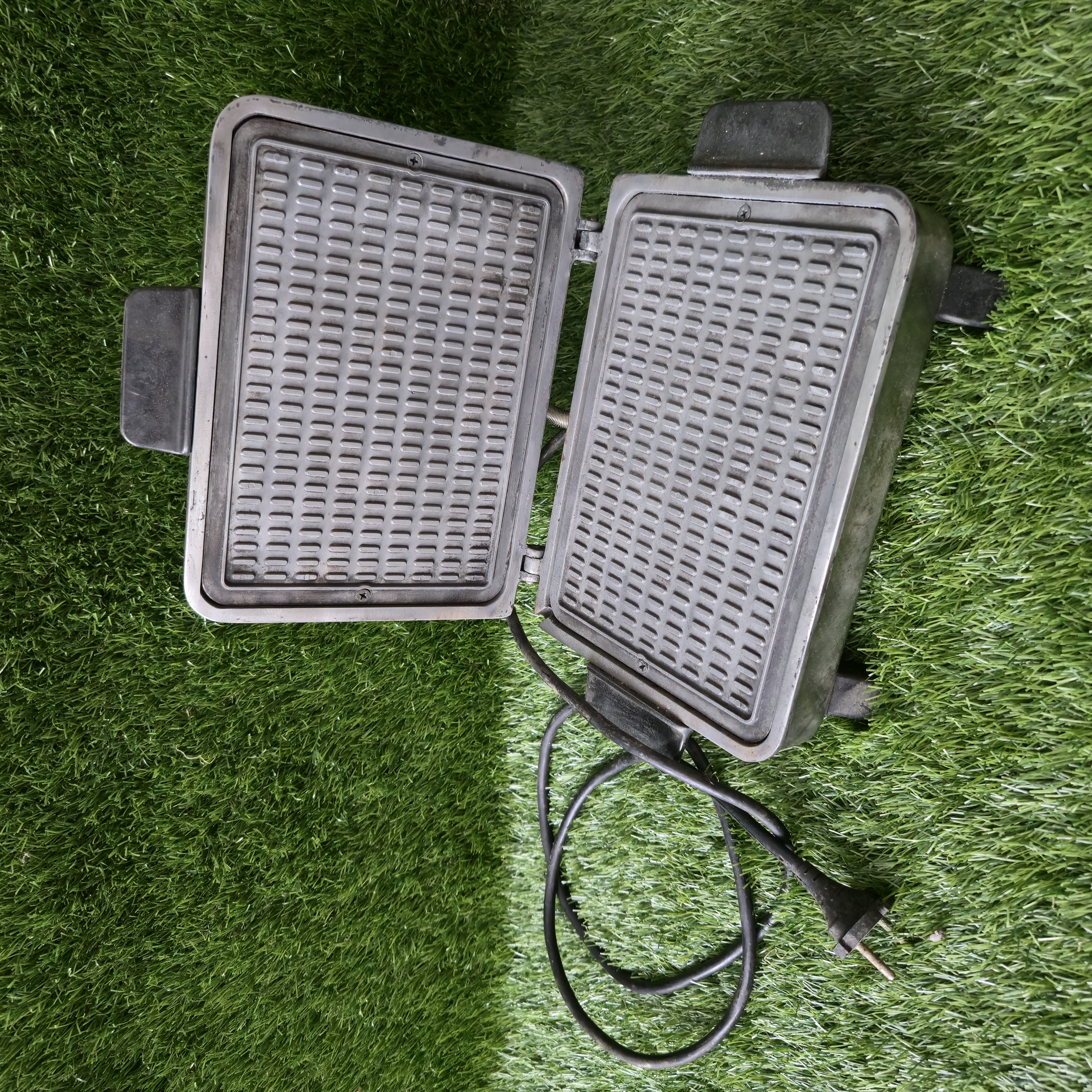 Senovinė elektrinė vaflinė su laidu