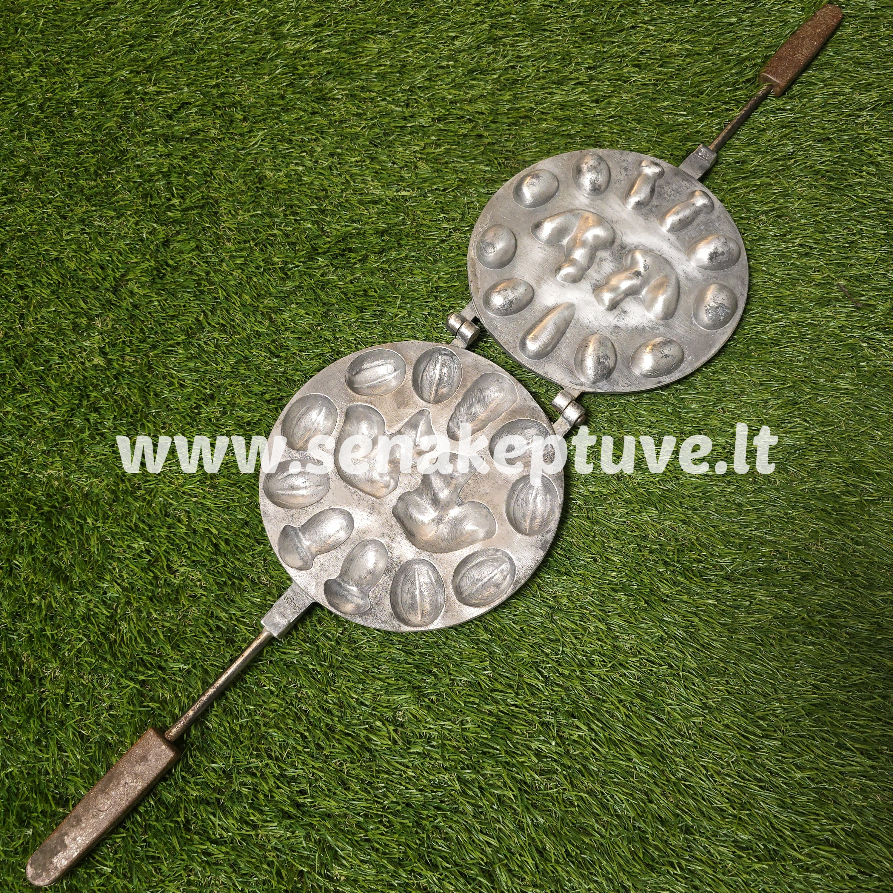 Senovinė asorti (2 voveraitės, 1 kankorėžis, 2 grybukai, 8 riešutėliai) keptuvė