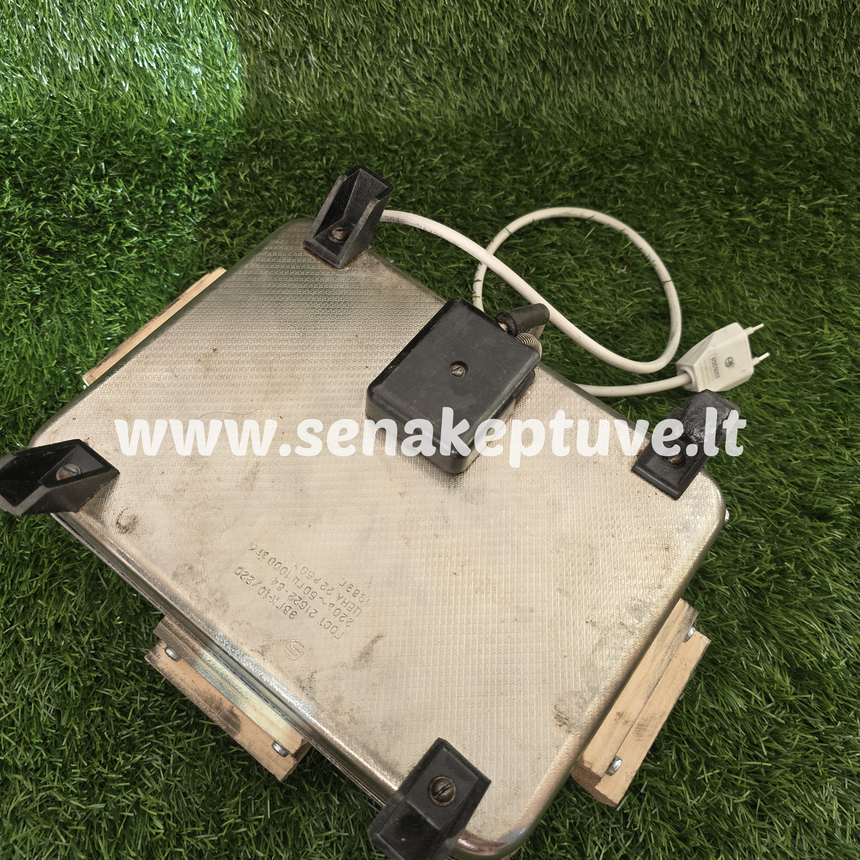 Senovinė elektrinė vaflinė su laidu