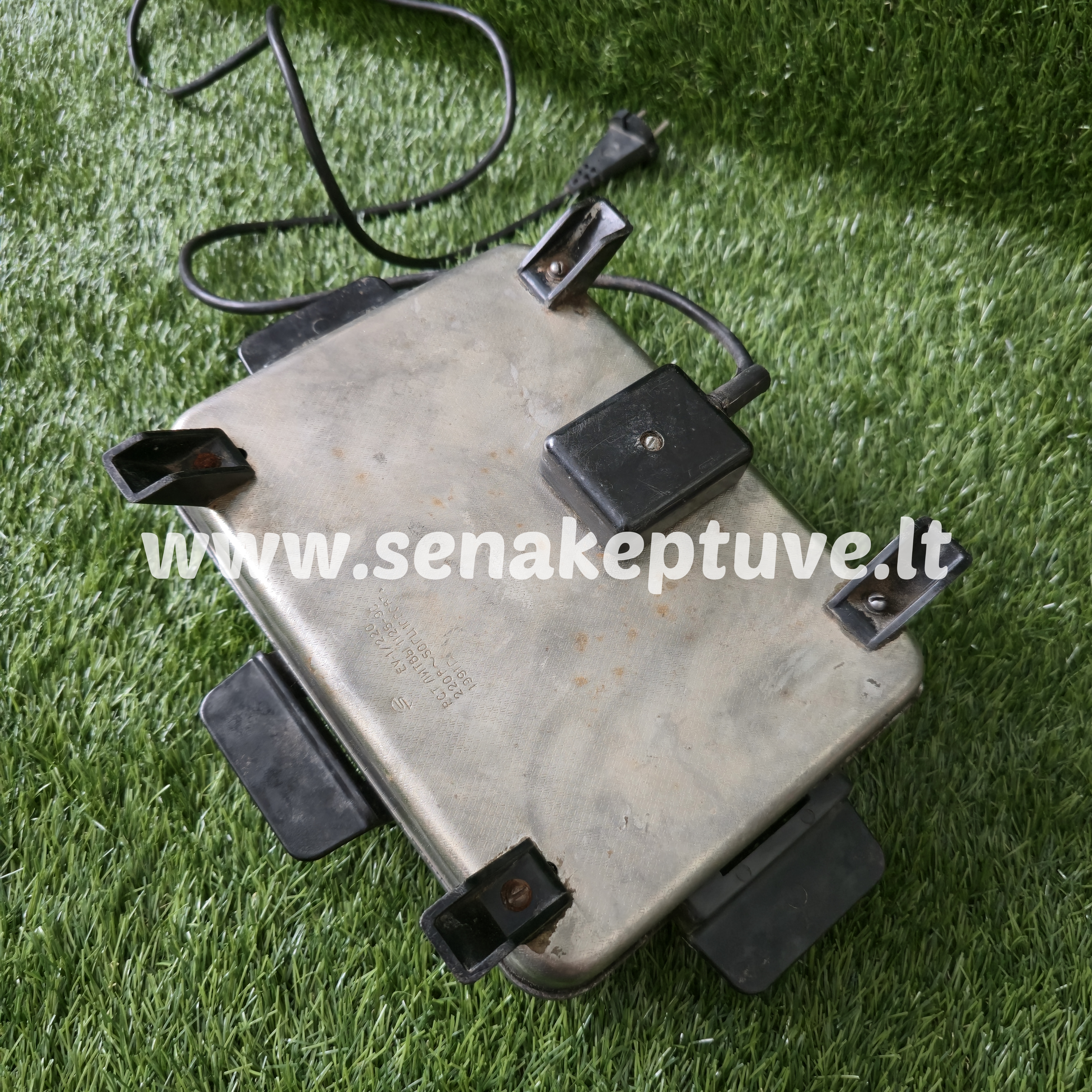 Senovinė elektrinė vaflinė su laidu