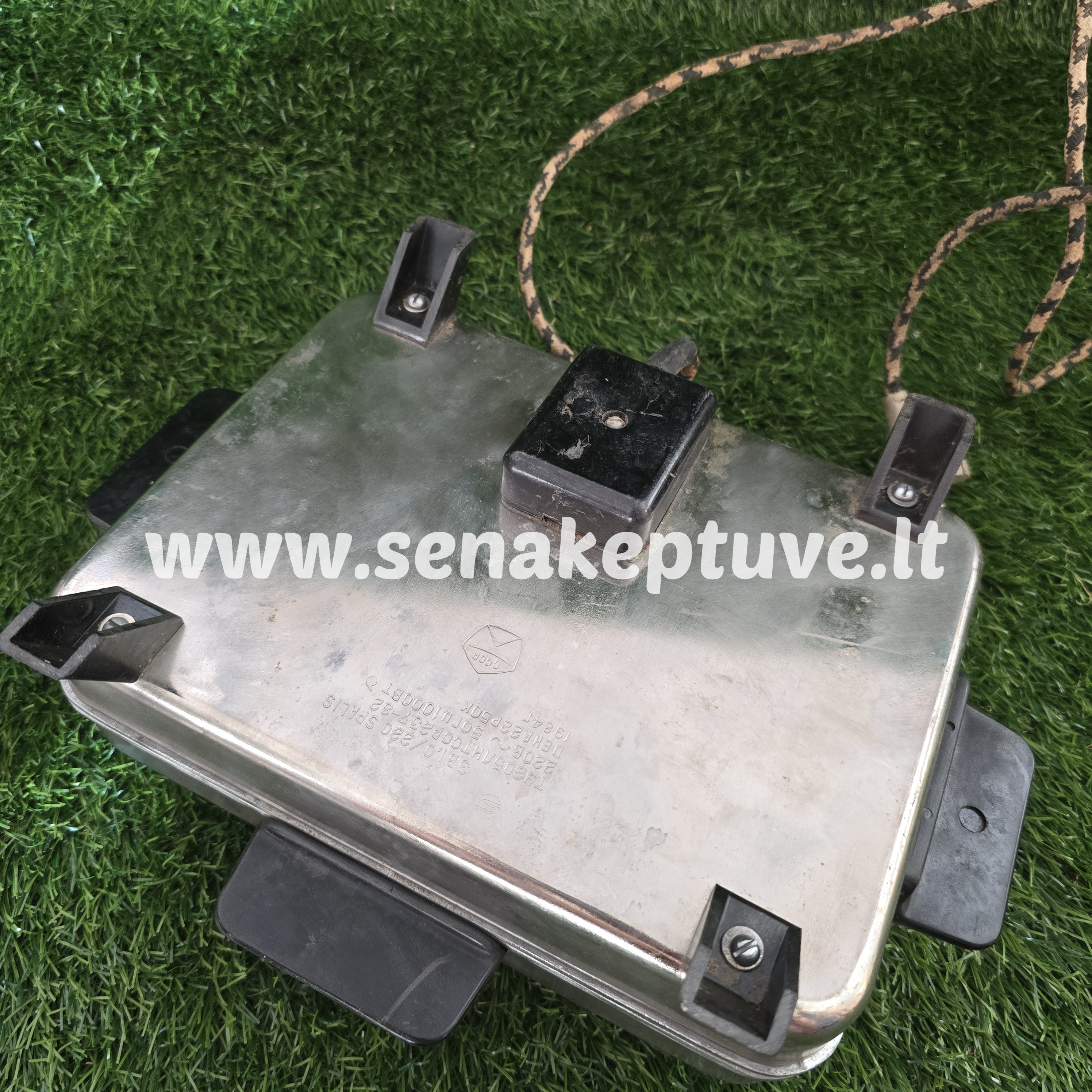 Senovinė elektrinė vaflinė su laidu (nežymiai įskilęs karščio reguliatorius)