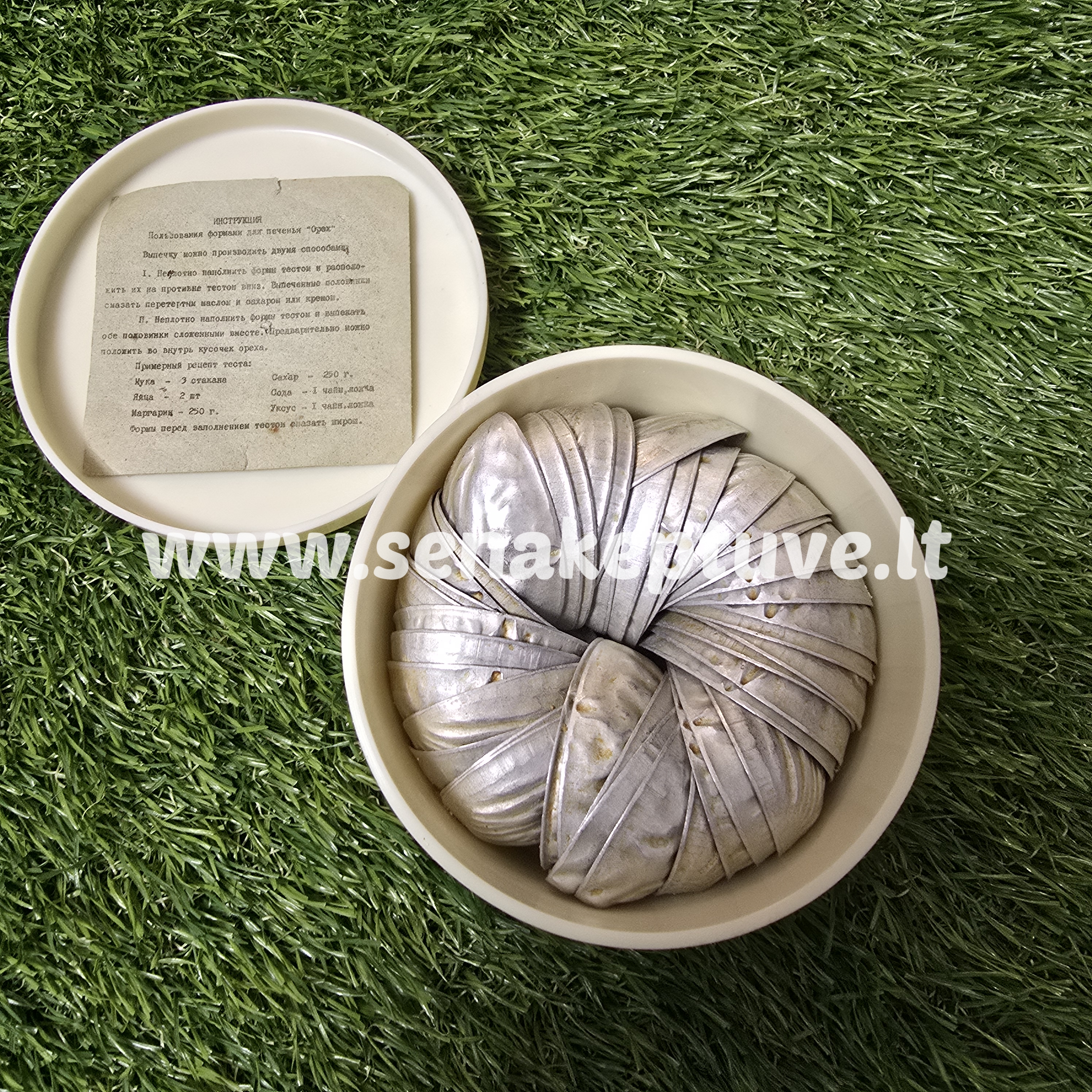 Senovinių riešutėlių formelių rinkinys dėžutėje