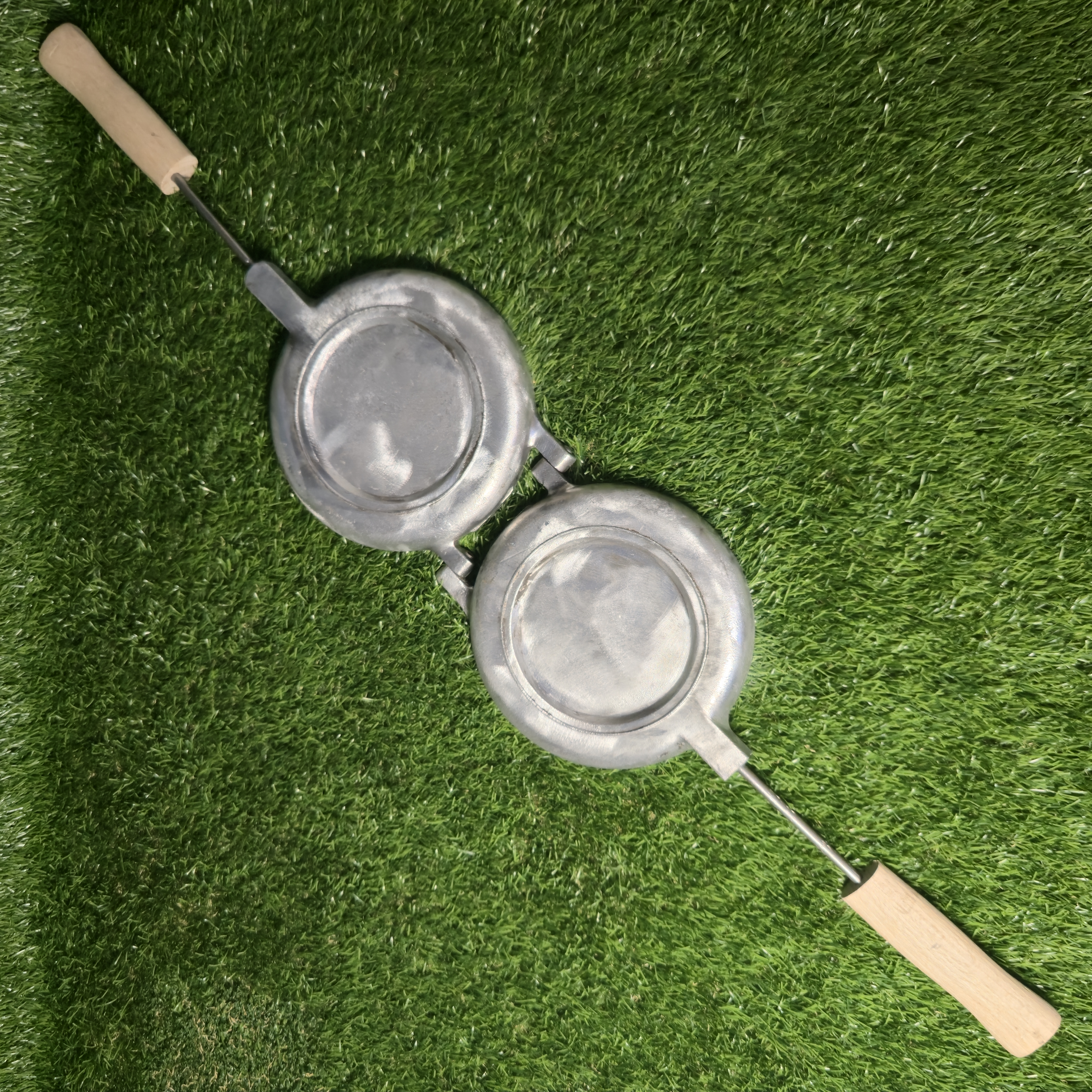 Senovinė  (4 grybukai, 4 kankorėžiai, 3 riešutėliai, 2 kriaušės) keptuvė