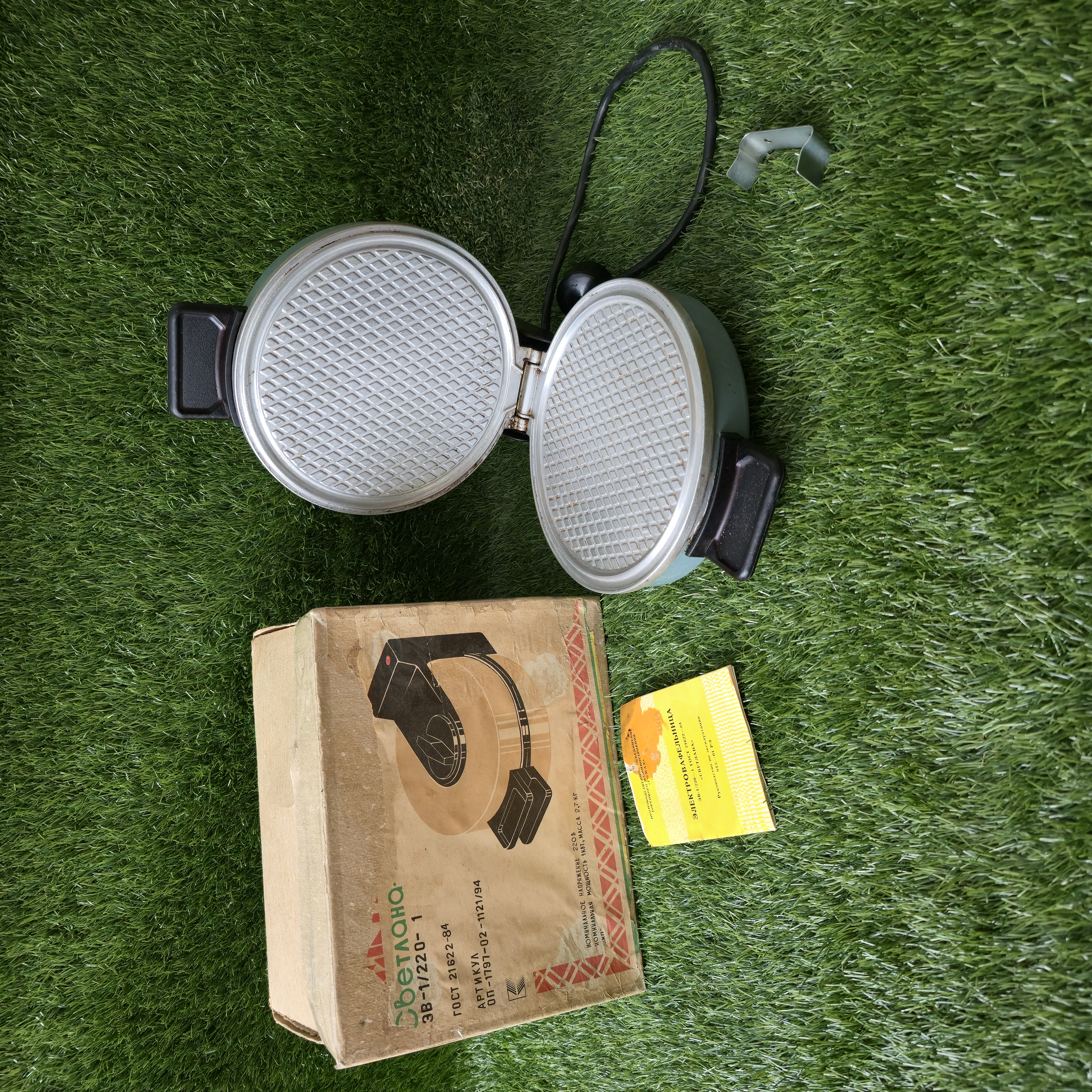 Senovinė elektrinė vaflinė Svetlana su originalia dėže, naudojimosi instrukcija bei laidu