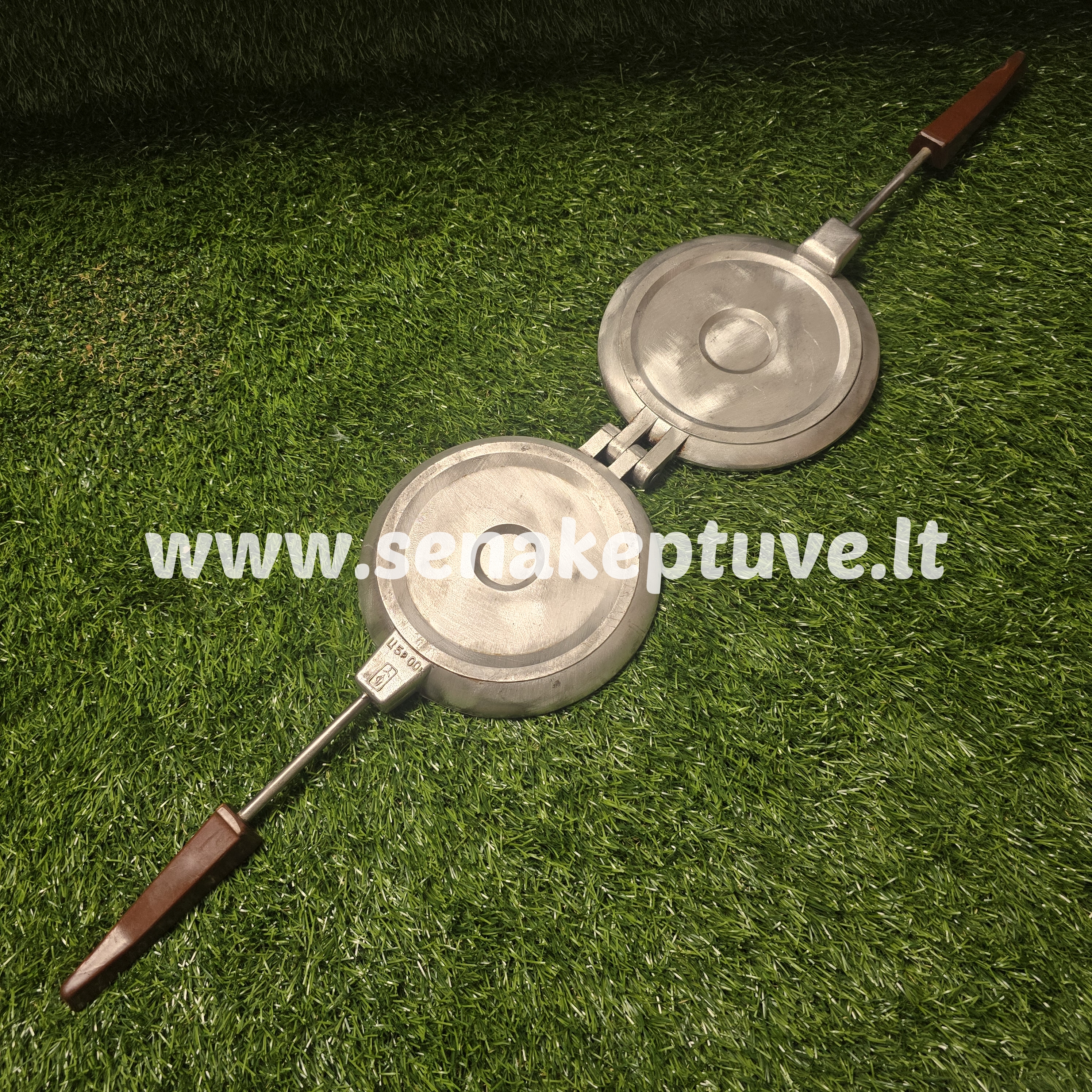 Senovinė riešutėlių keptuvė