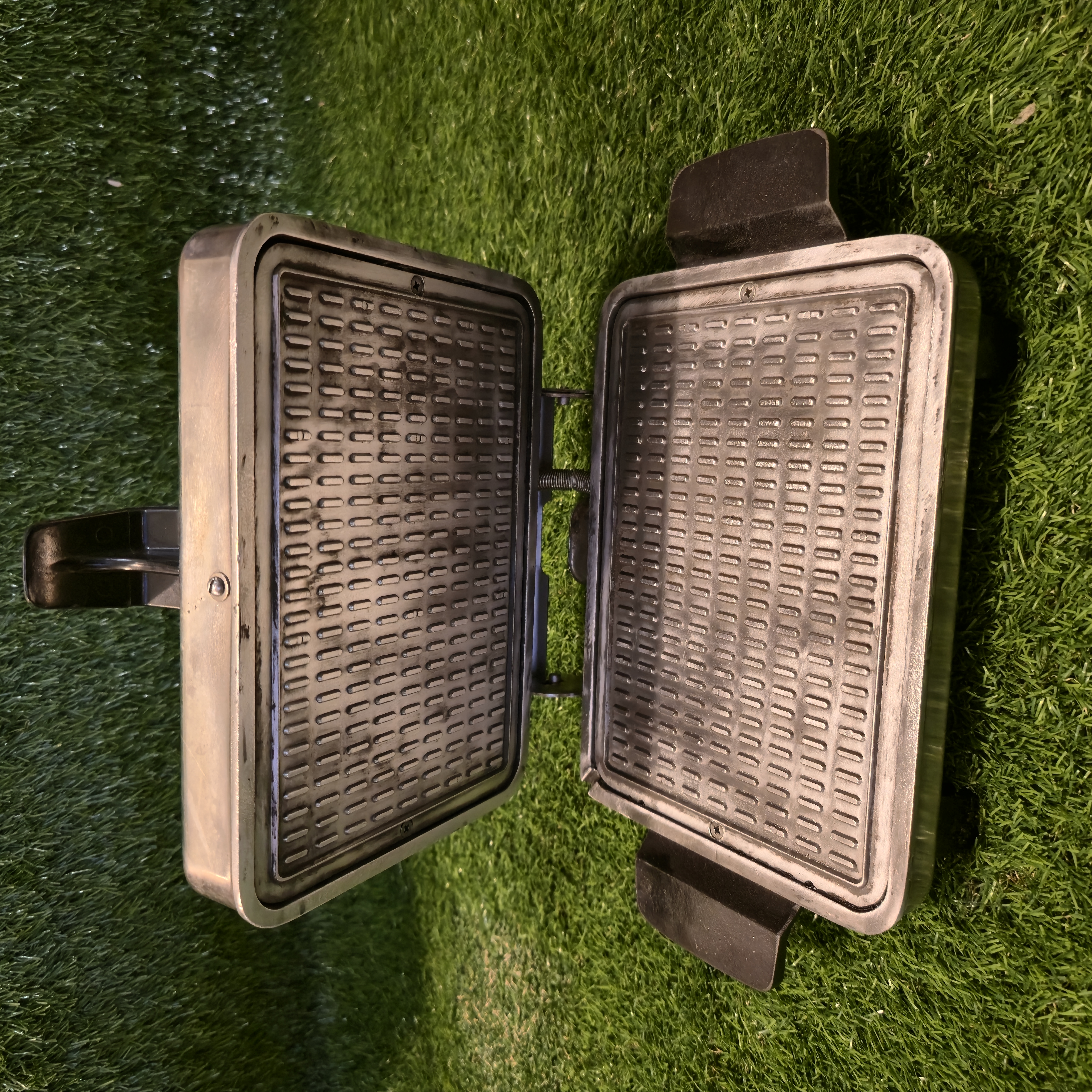 Senovinė elektrinė vaflinė su laidu