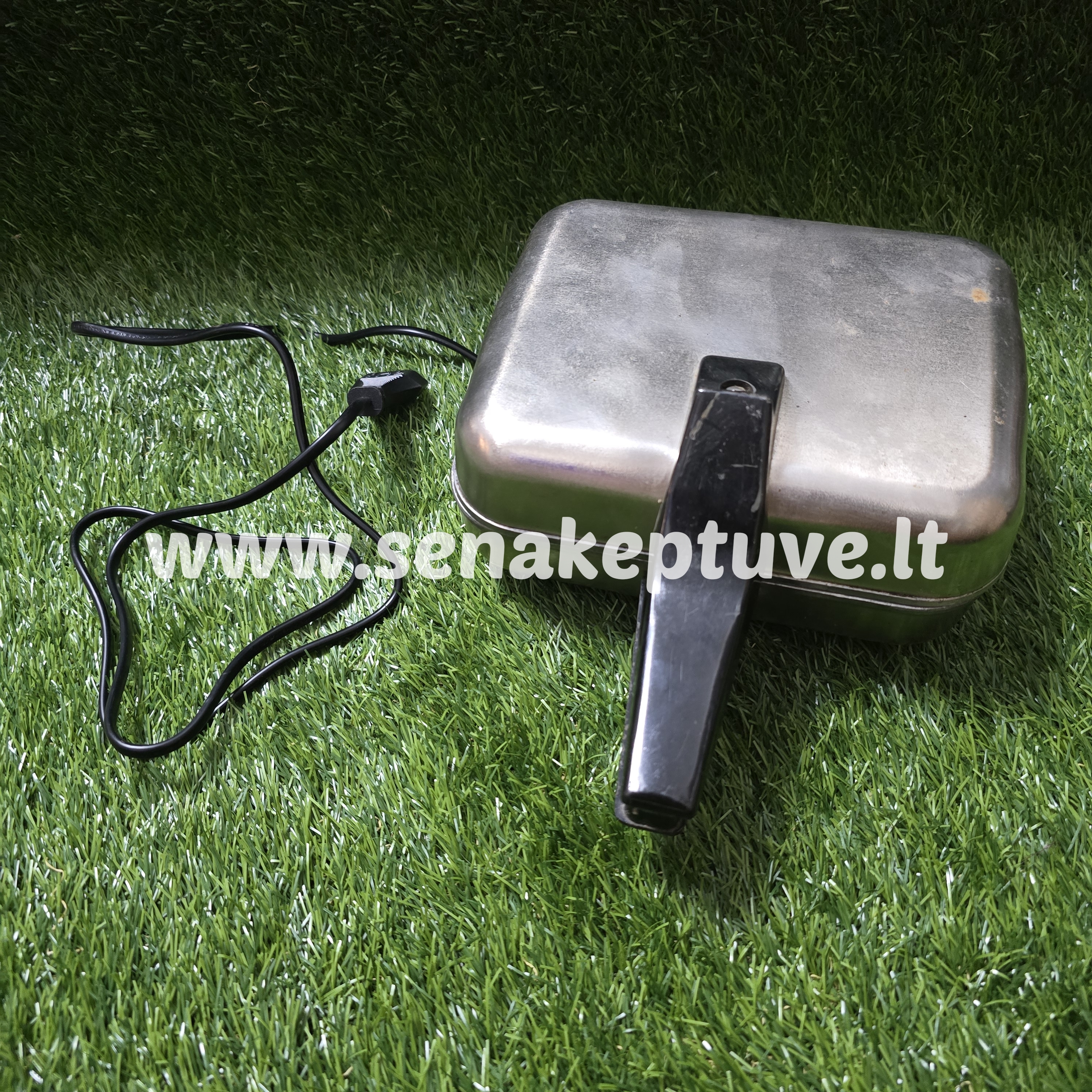 Senovinė elektrinė vaflinė su laidu