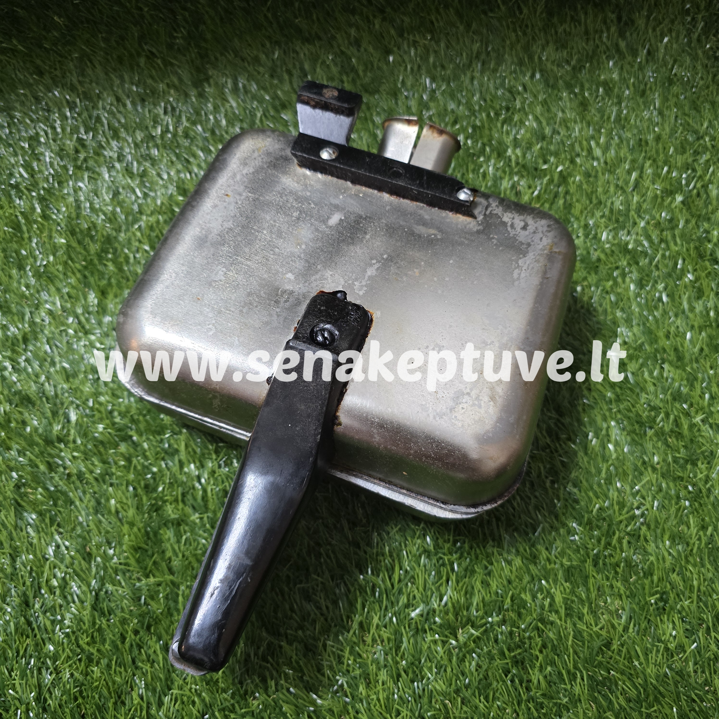 Senovinė elektrinė vaflinė su laidu (kreivas vyris, nuskilusi apatinės kojos dalis)