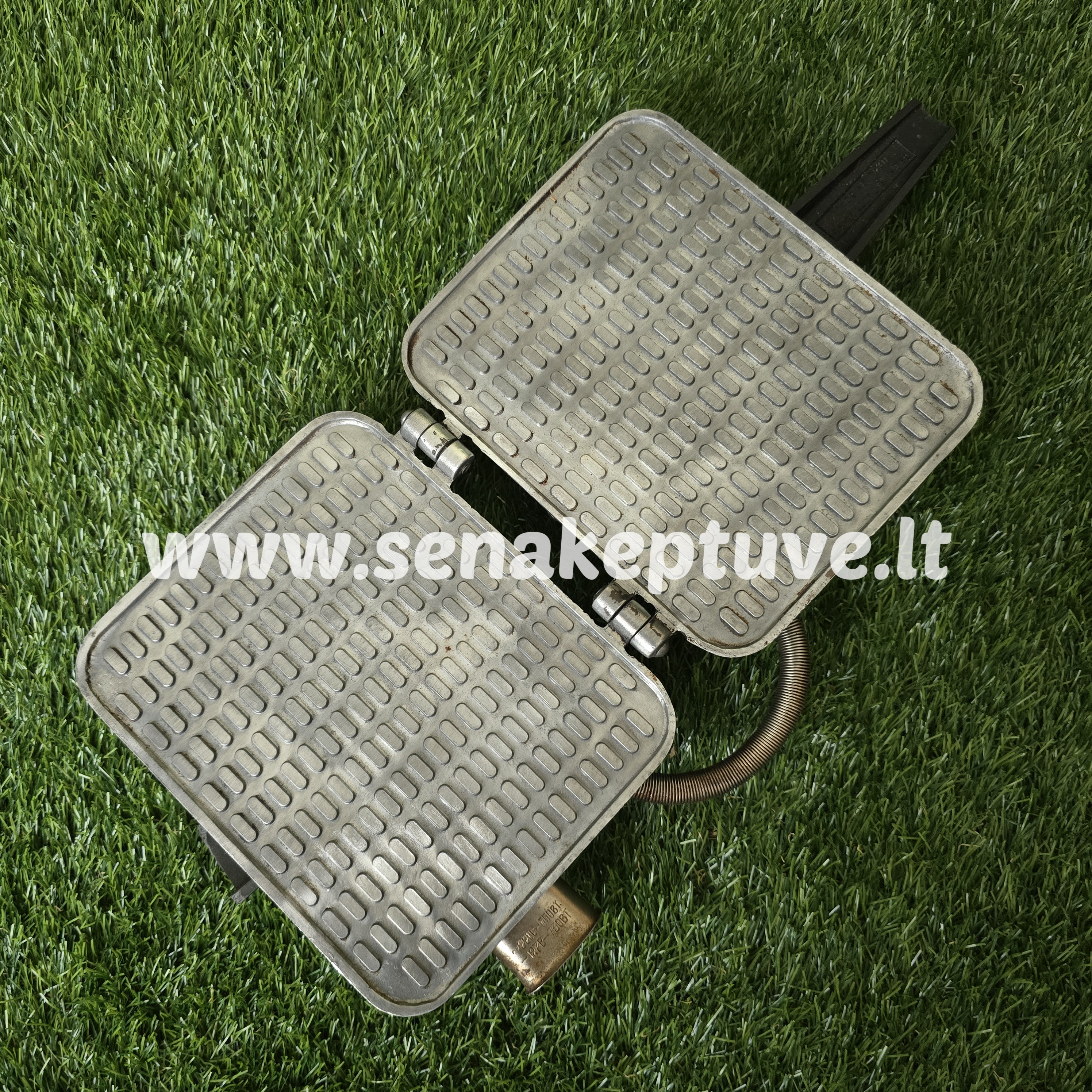 Senovinė elektrinė vaflinė su laidu (nėra apatinės, bei nuskilęs viršutines rankenos galas)