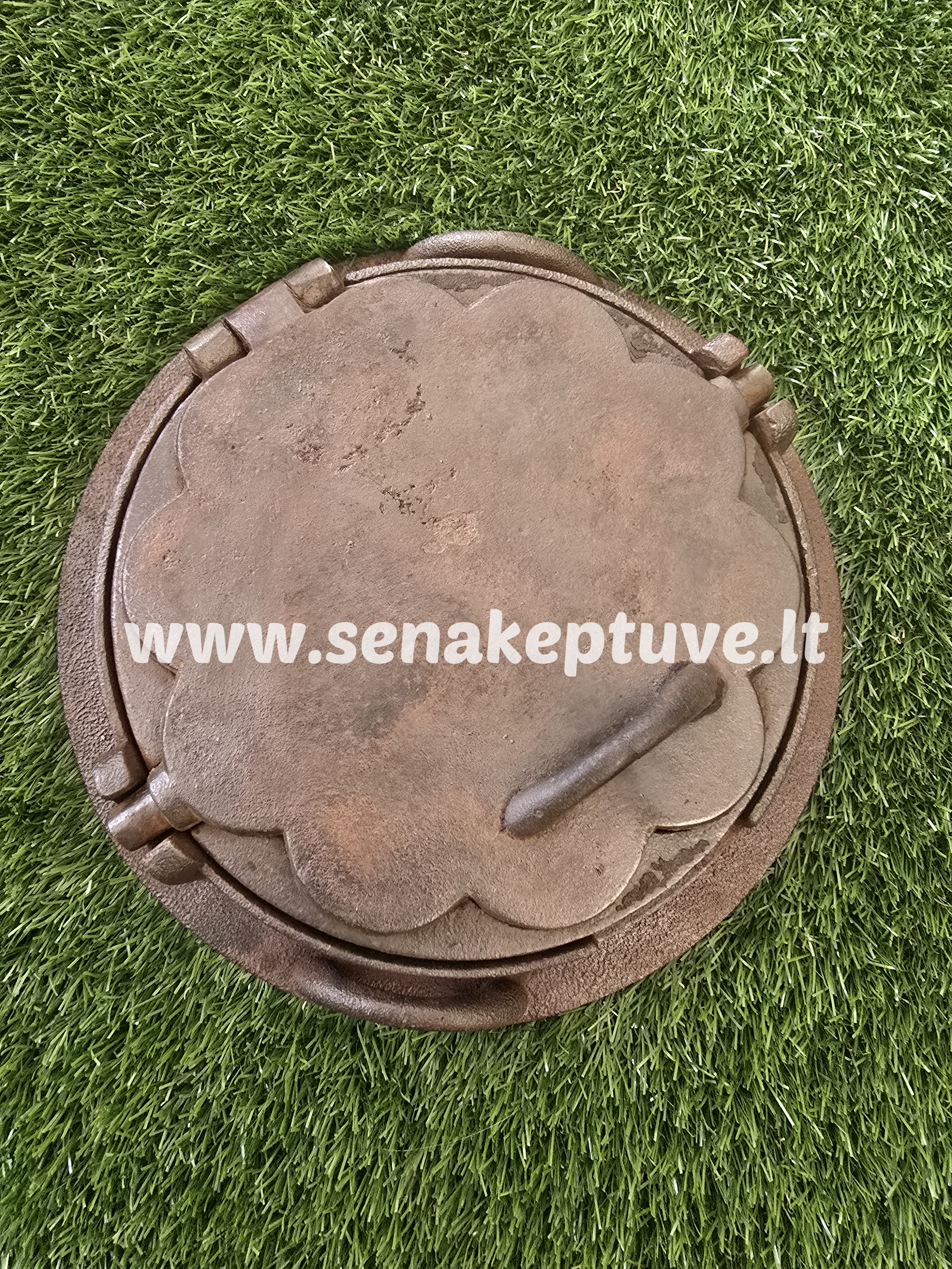 Senovinė ketaus vartoma čirvinių blynų keptuvė su žiedu