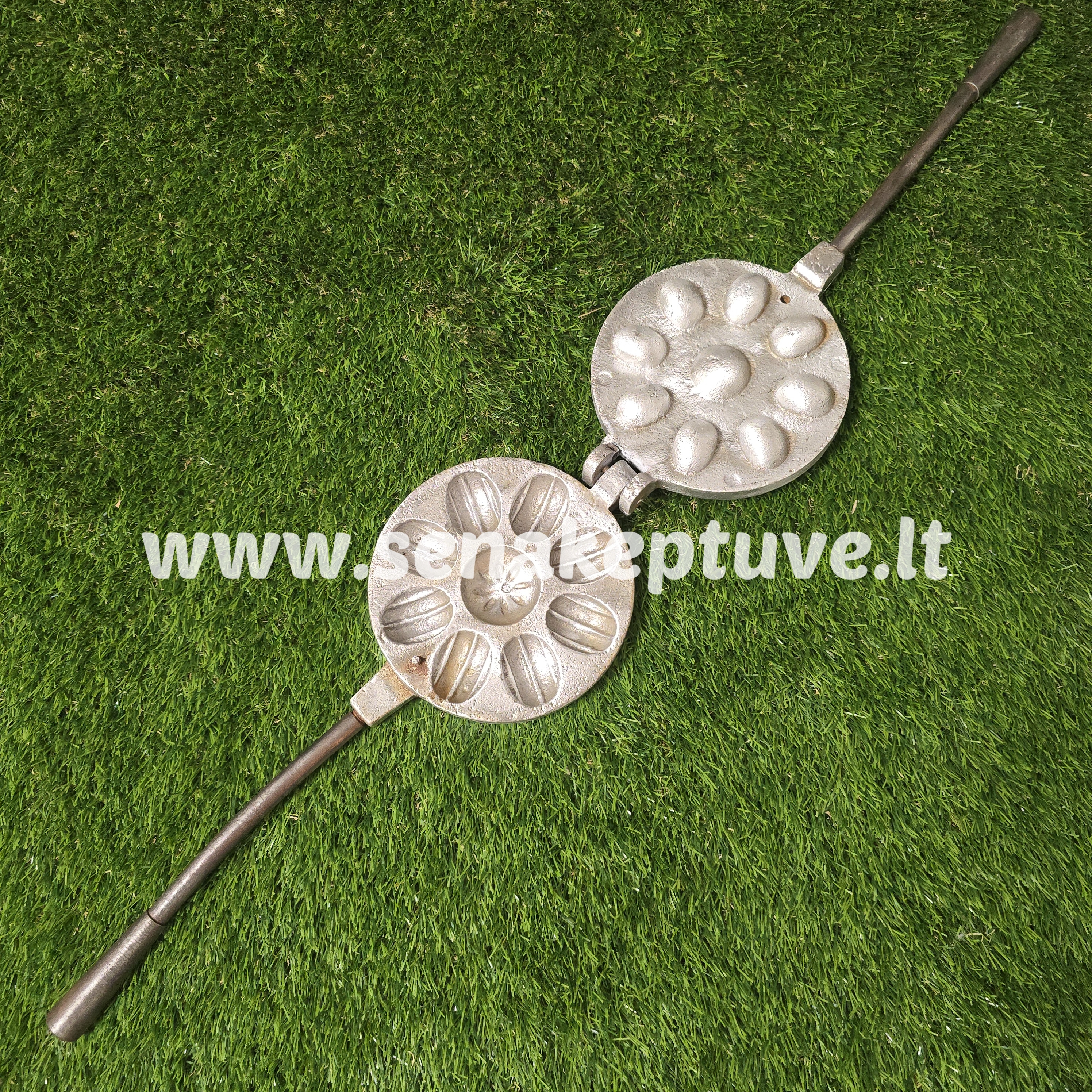 Senovinė riešutėlių keptuvė