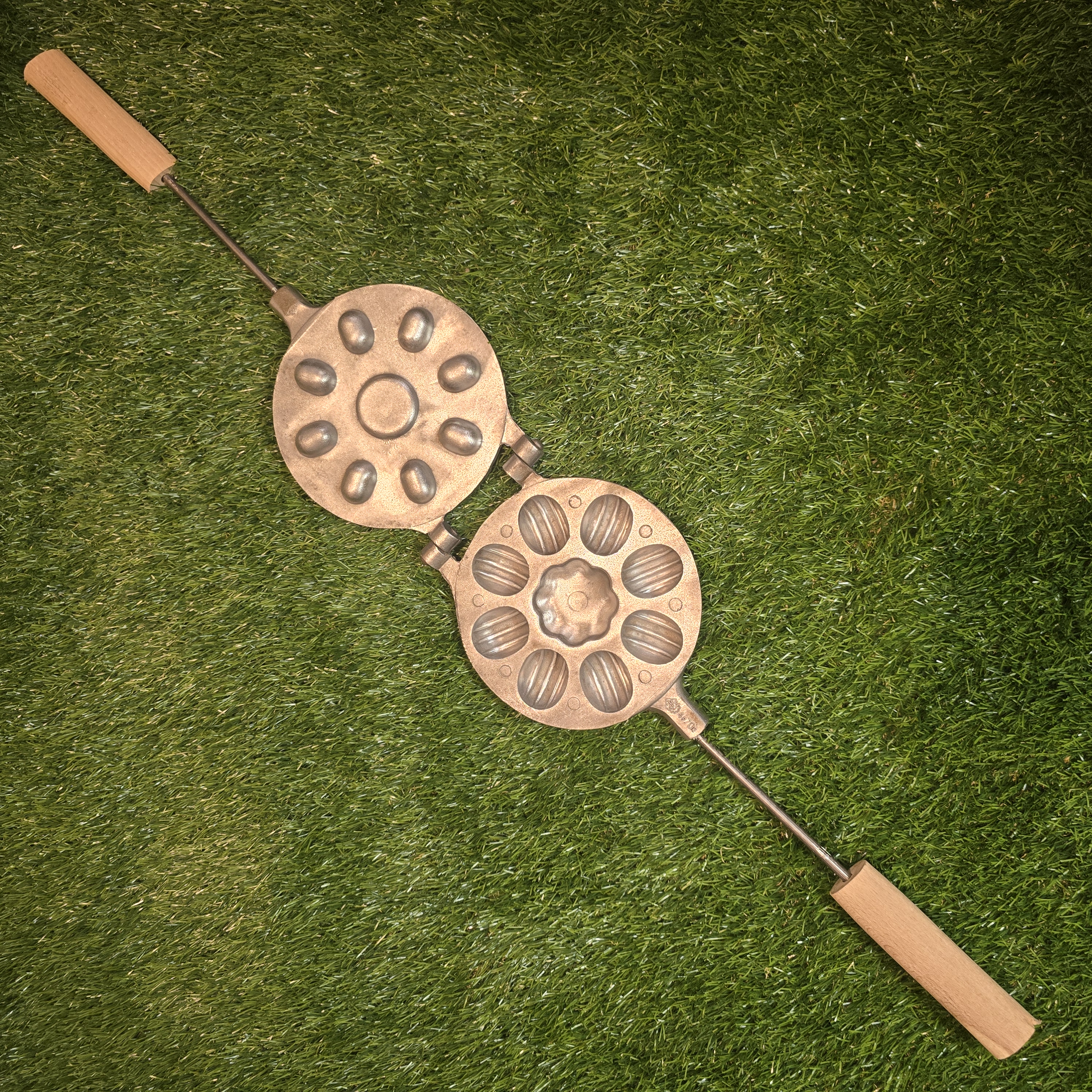 Senovinė riešutėlių keptuvė