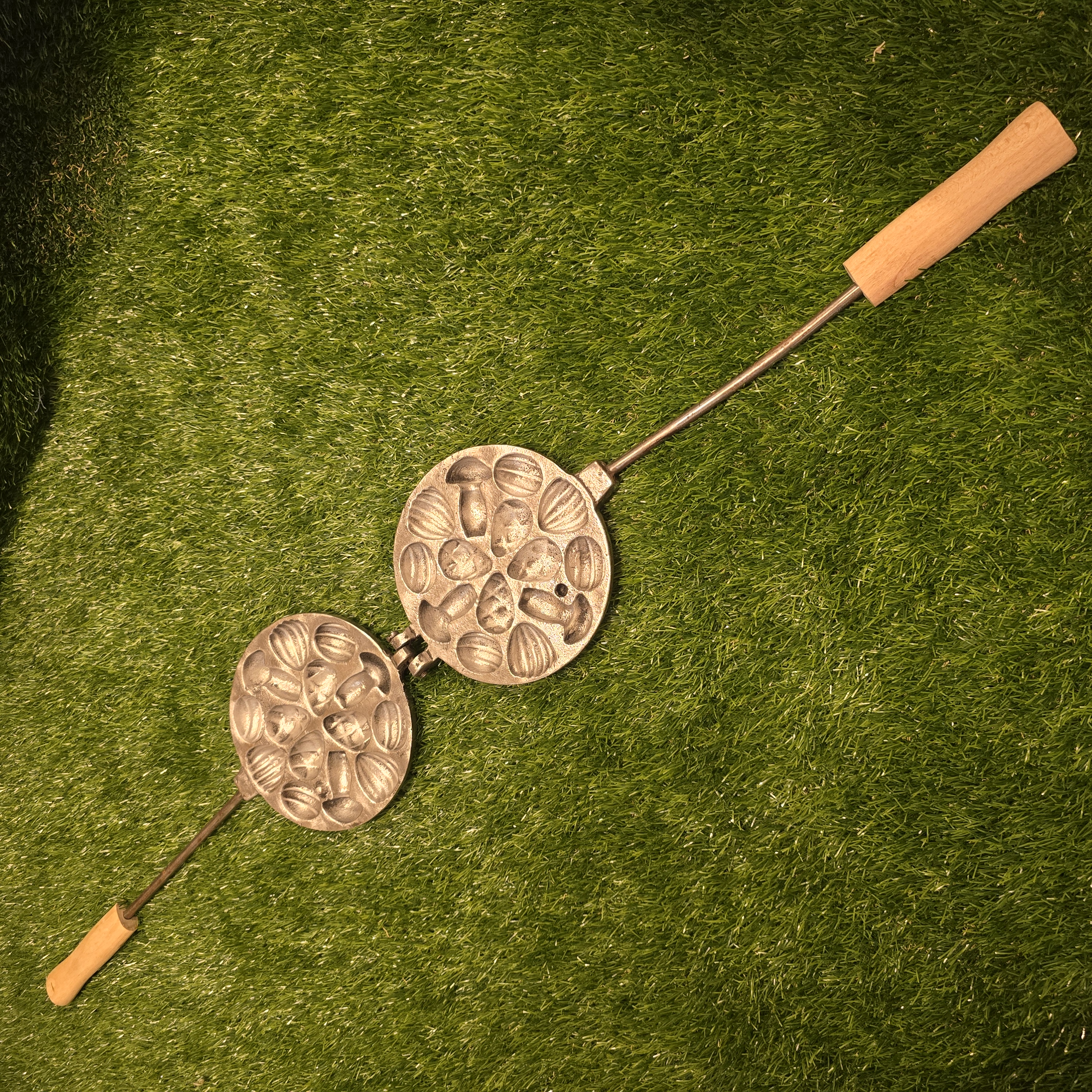 Senovinė asorti (3 grybukai, 4 kankorėžiai, 4 riešutėliai, 3 kriauklės) keptuvė