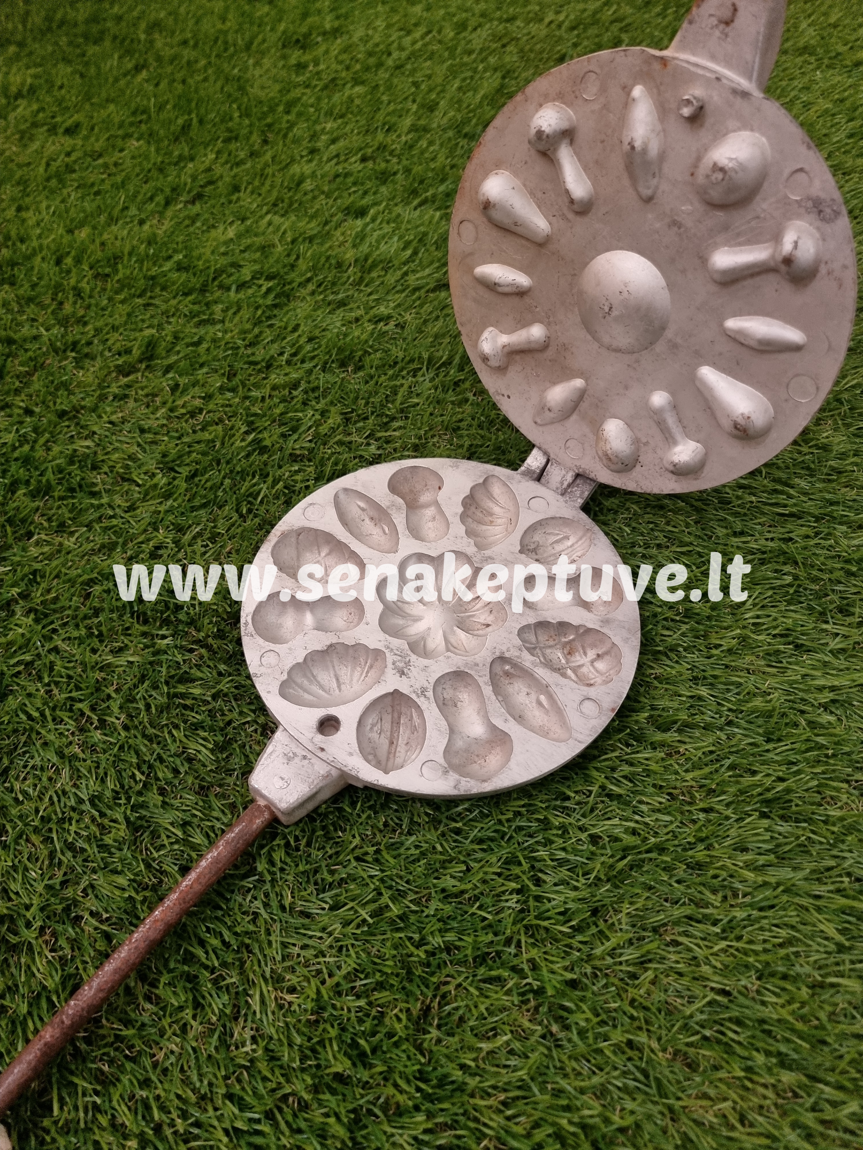 Senovinė asorti (1 gėlytė, 4 grybukai, 2 kriauklės, 2 riešutėliai, 2 kankorėžiai ir 2 pupos) keptuvė