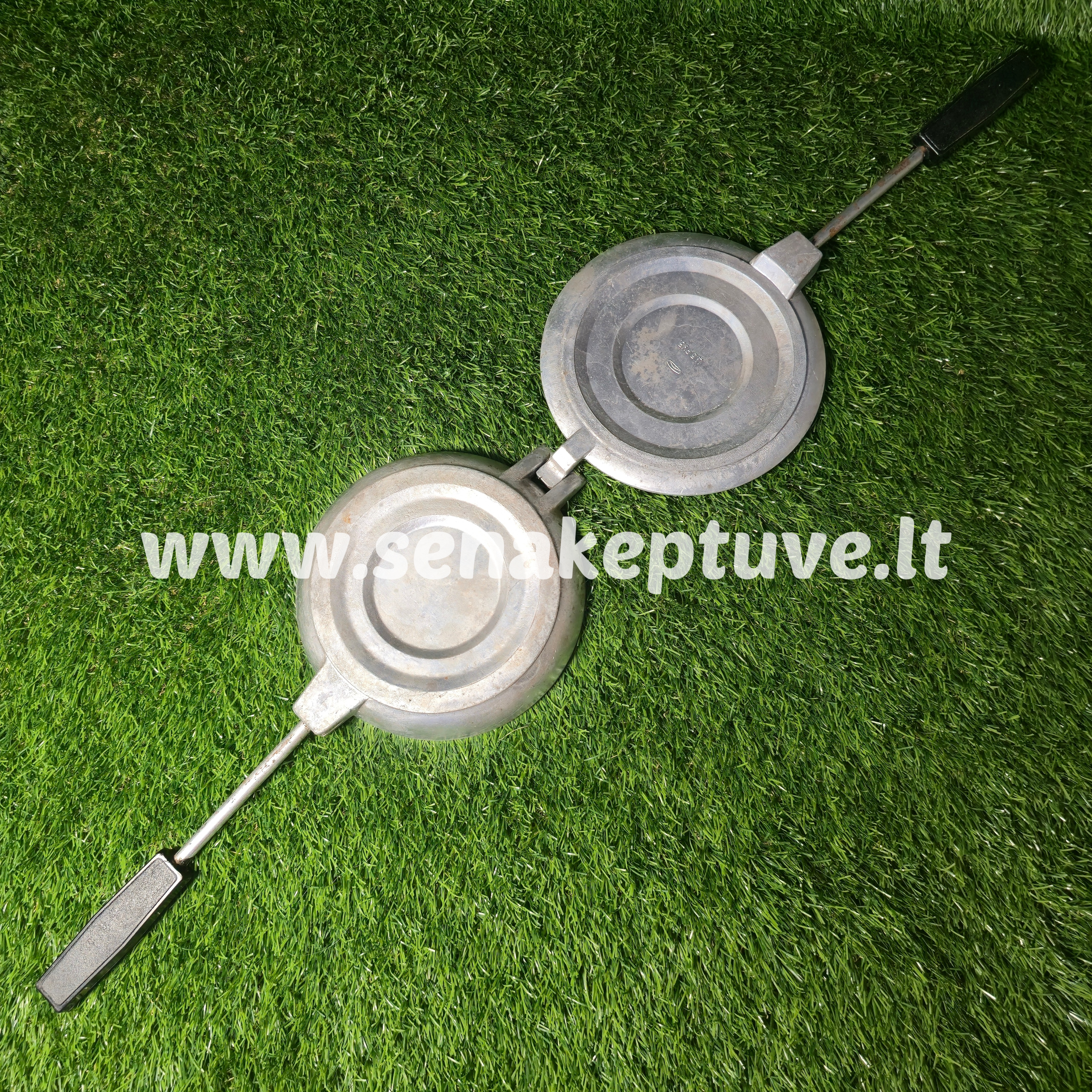 Senovinė asorti (2 voveraitės, 2 grybukai ir 4 kankorėžiai) keptuvė