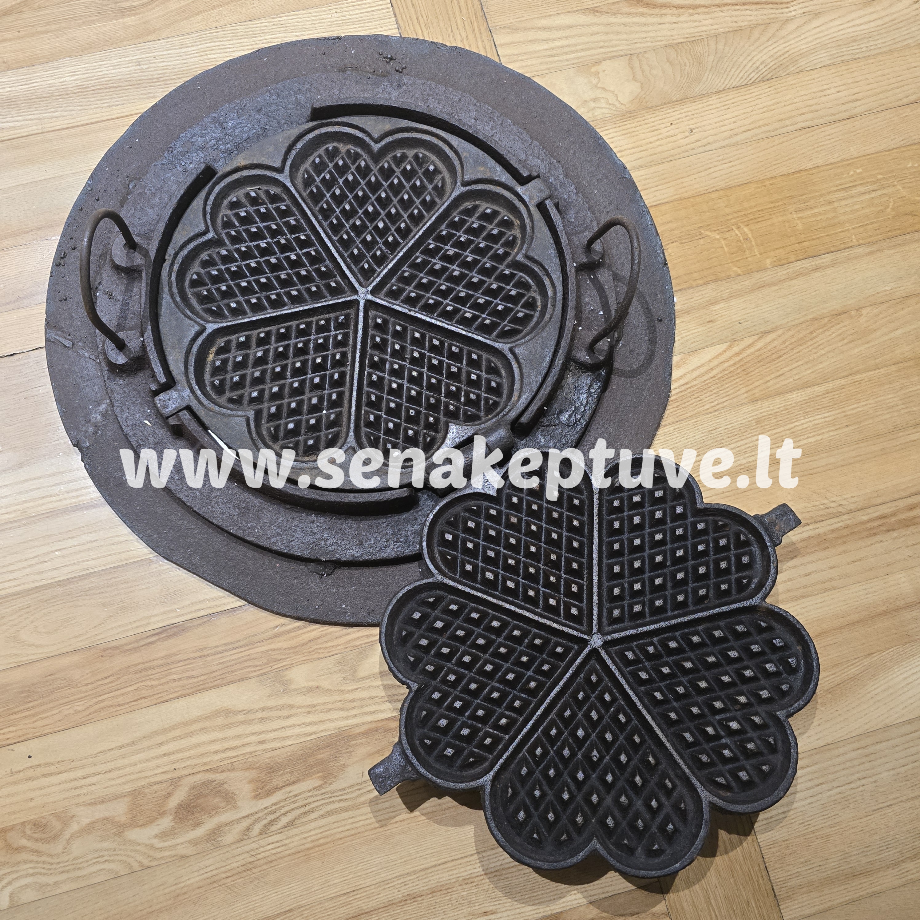 Senovinė ketaus vartoma čirvinių blynų keptuvė su lietuvišku receptu ir žiedu