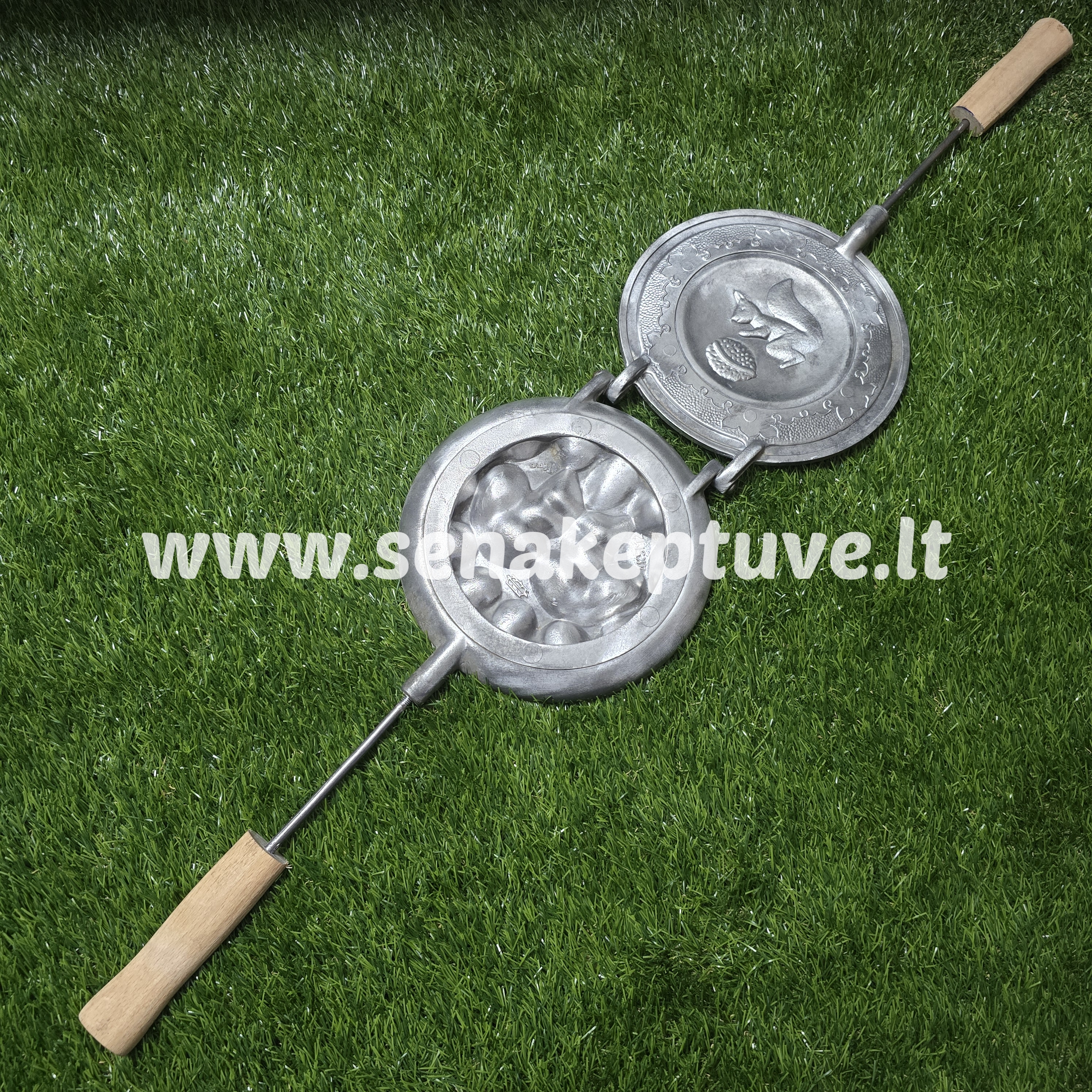 Senovinė asorti (2 voveraitės, 1 kankorėžis, 2 grybukai, 8 riešutėliai) keptuvė