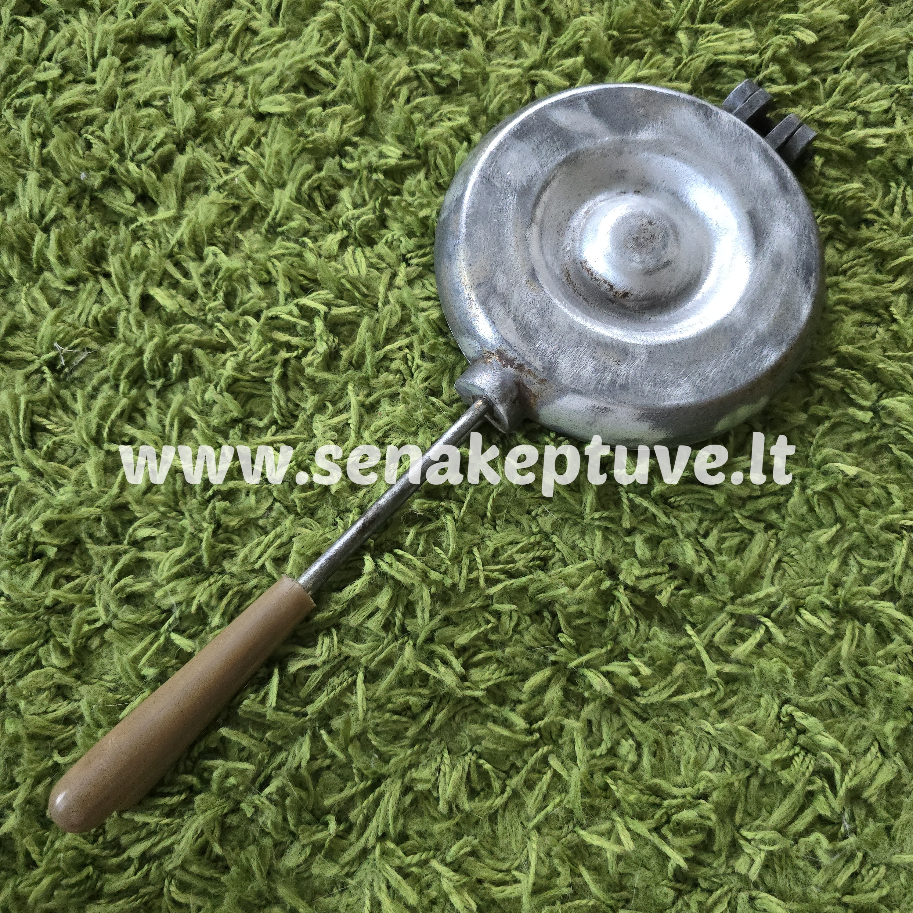 Senovinė riešutėlių keptuvė