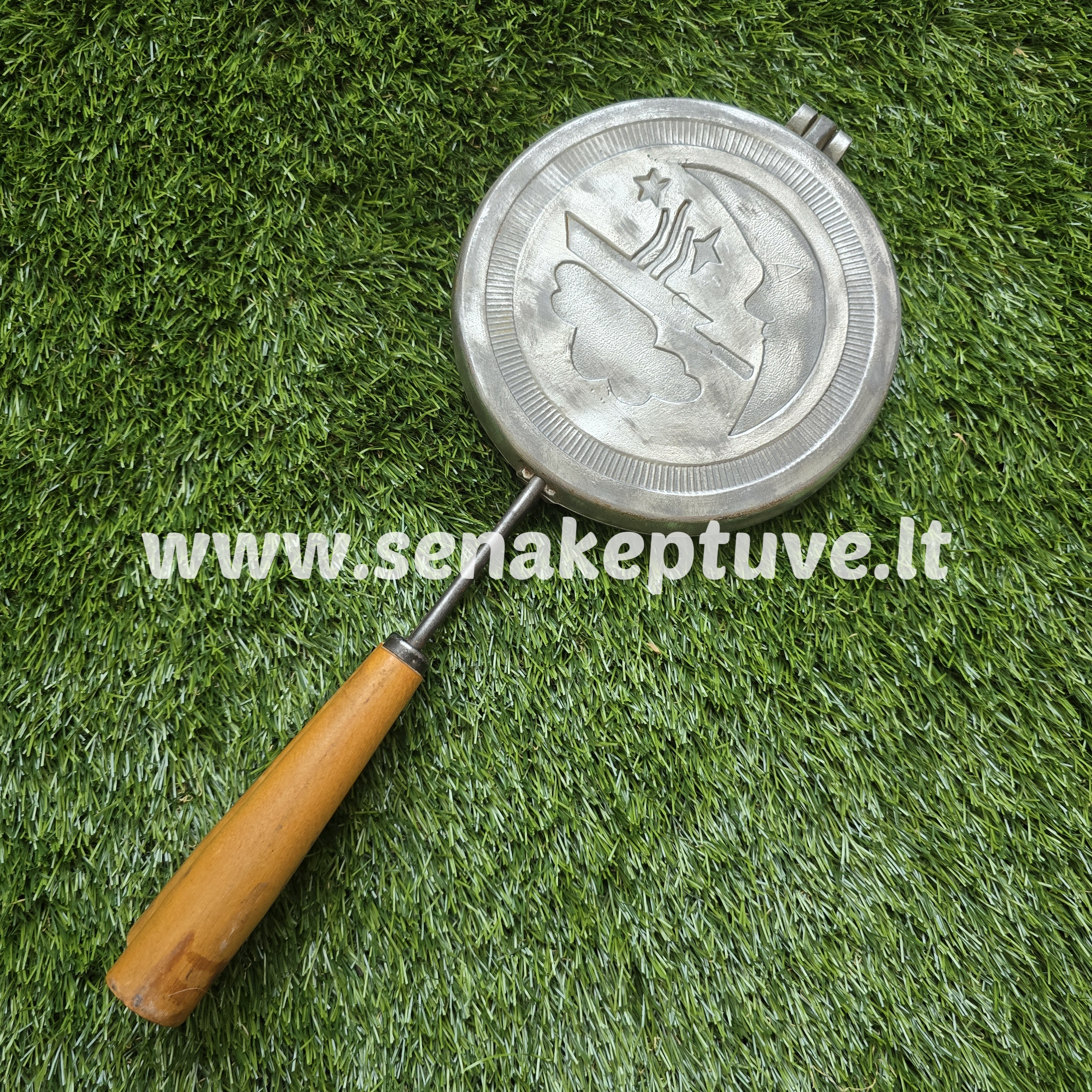 Senovinė asorti (antytė, šuniukas, gaidelis, voveraitė, paršelis, žuvytė, meškutis) keptuvė