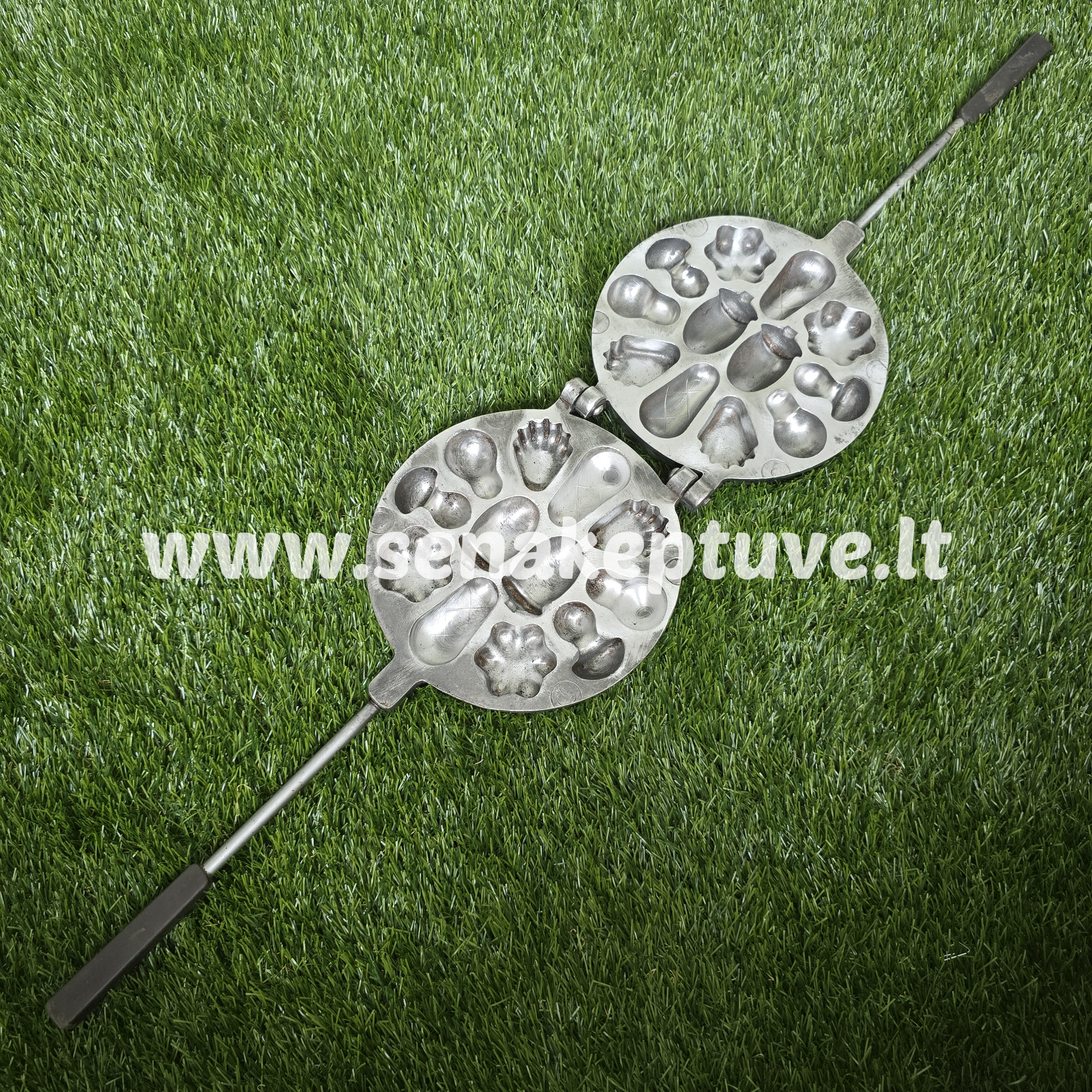 Senovinė asorti (2 gilės, 2 grybukai, 2 kriaušės, 2 kriauklytės, 2 gėlytės ir 2 kankorėžiai) keptuvė