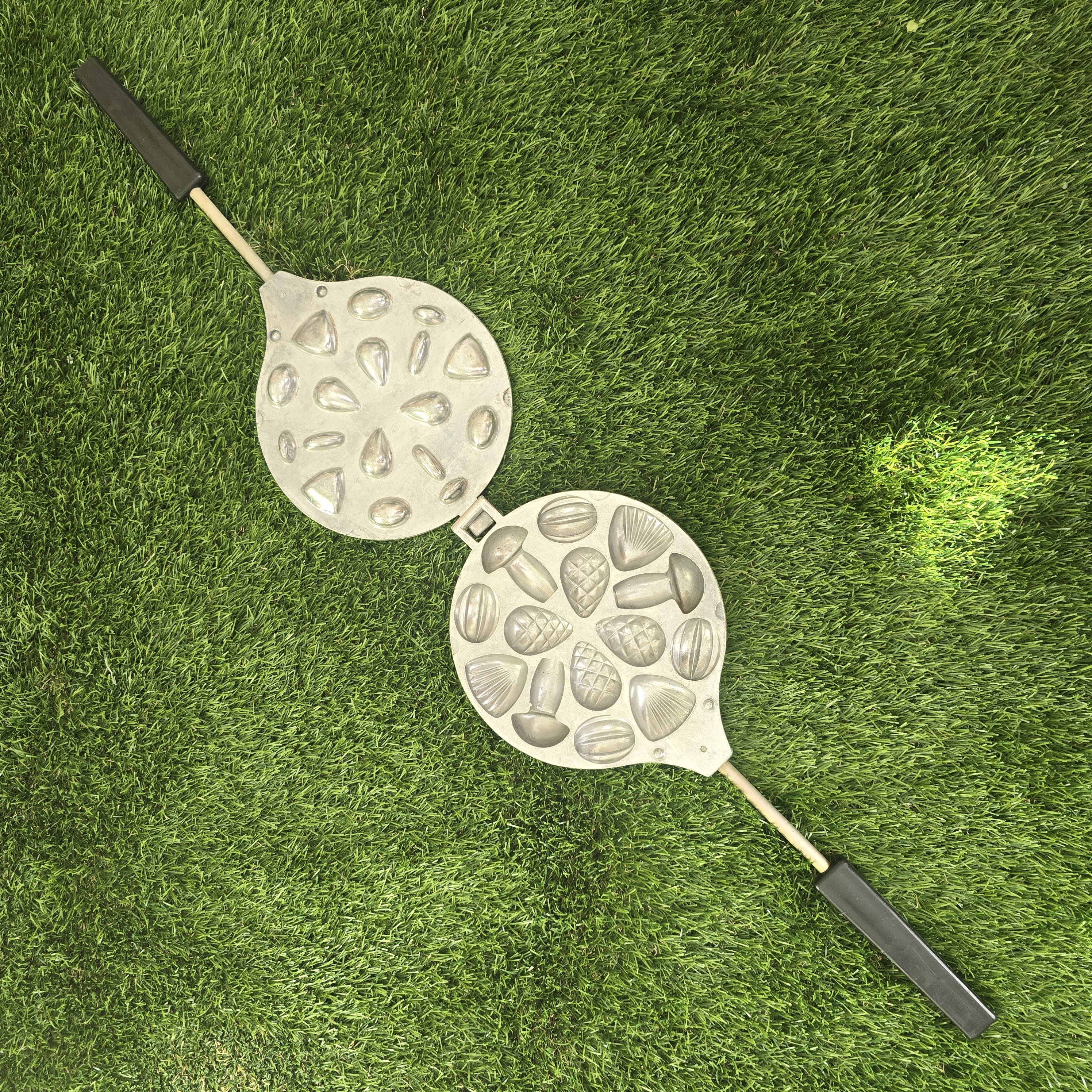 Senovinė asorti (3 grybukai, 4 kankorėžiai, 4 riešutėliai, 3 kriauklės) keptuvė