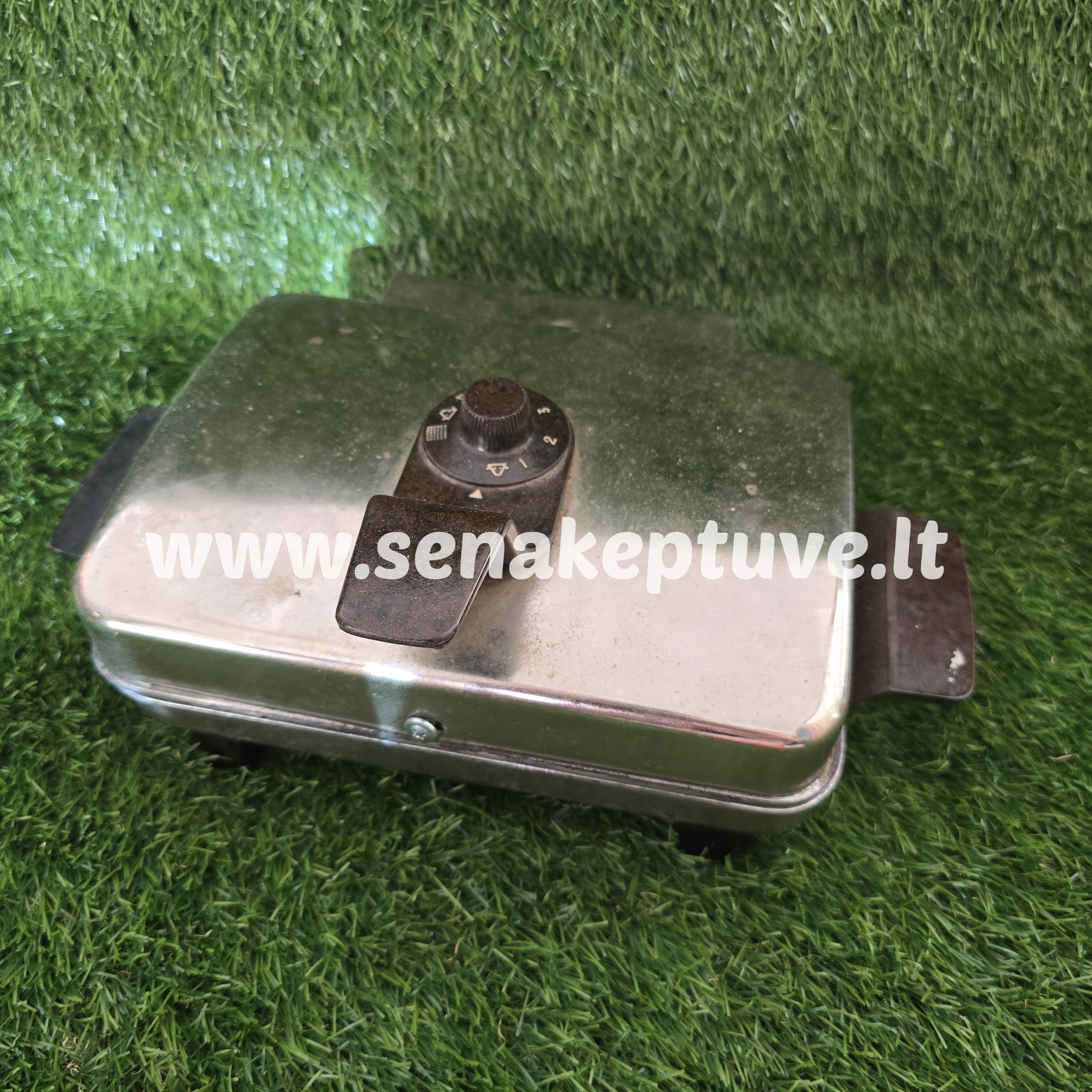 Senovinė elektrinė vaflinė su laidu (šiek tiek klibančios kojytės)