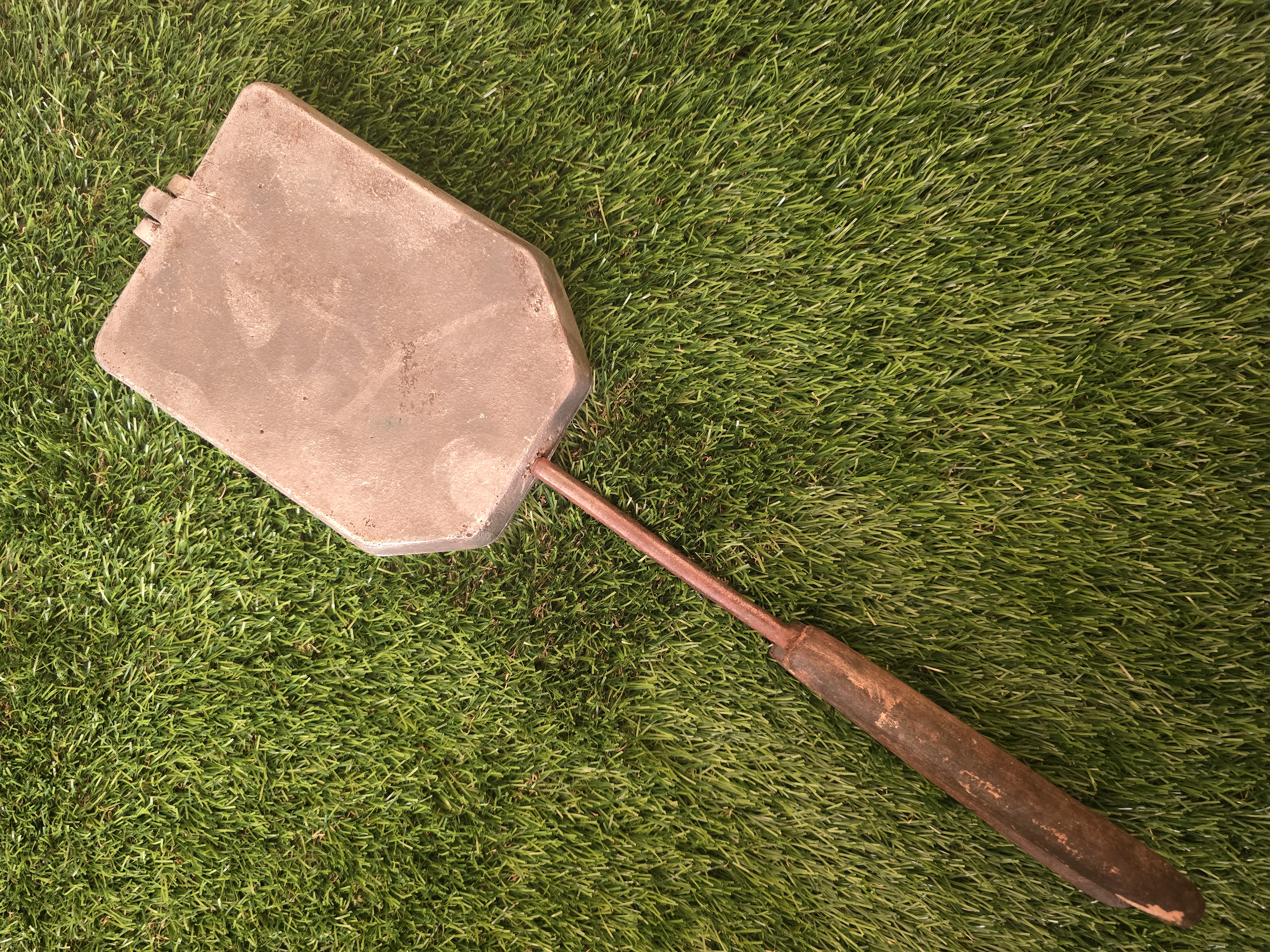 Labai reta senovinė paukštelių keptuvė