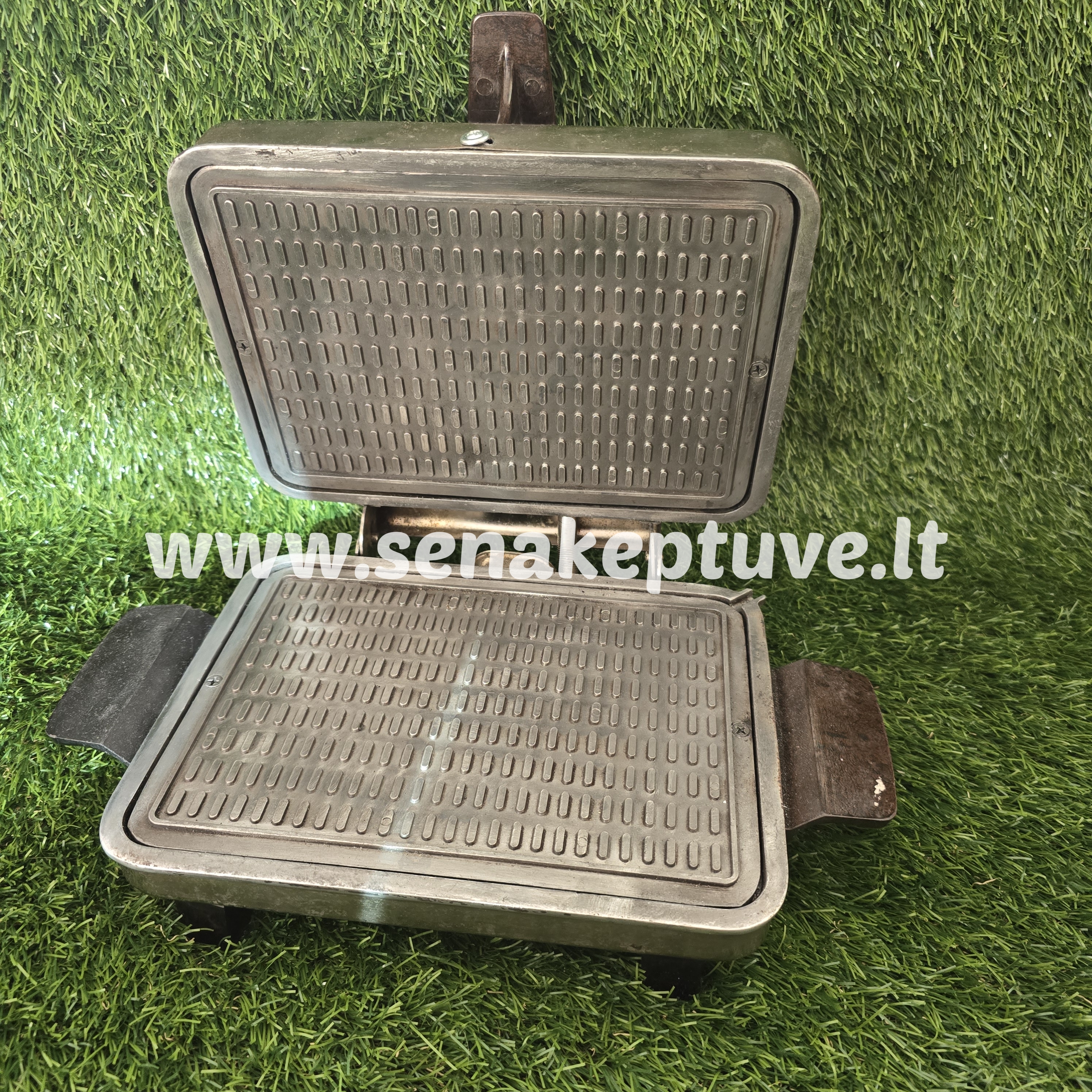 Senovinė elektrinė vaflinė su laidu (šiek tiek klibančios kojytės)