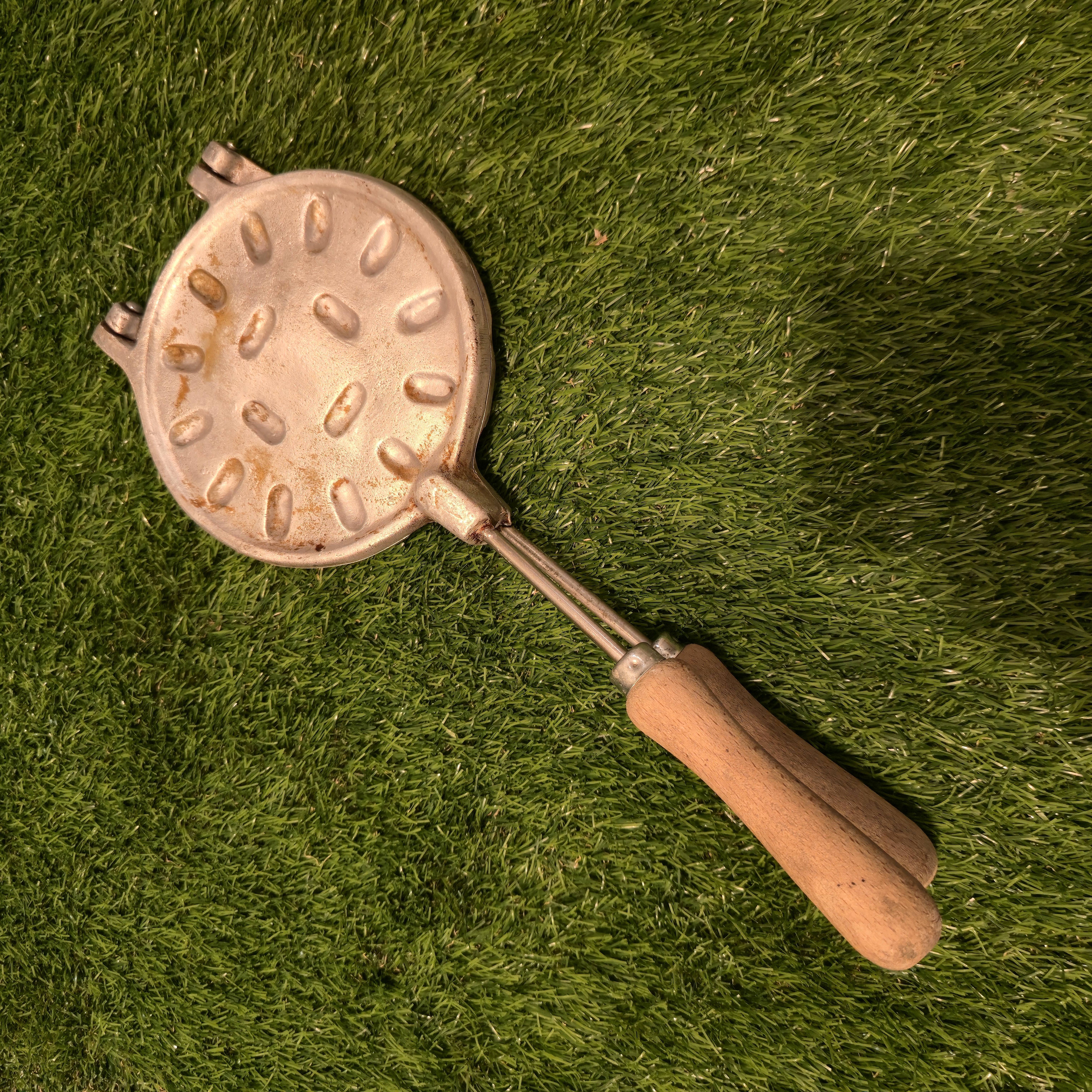 Senovinė riešutėlių keptuvė