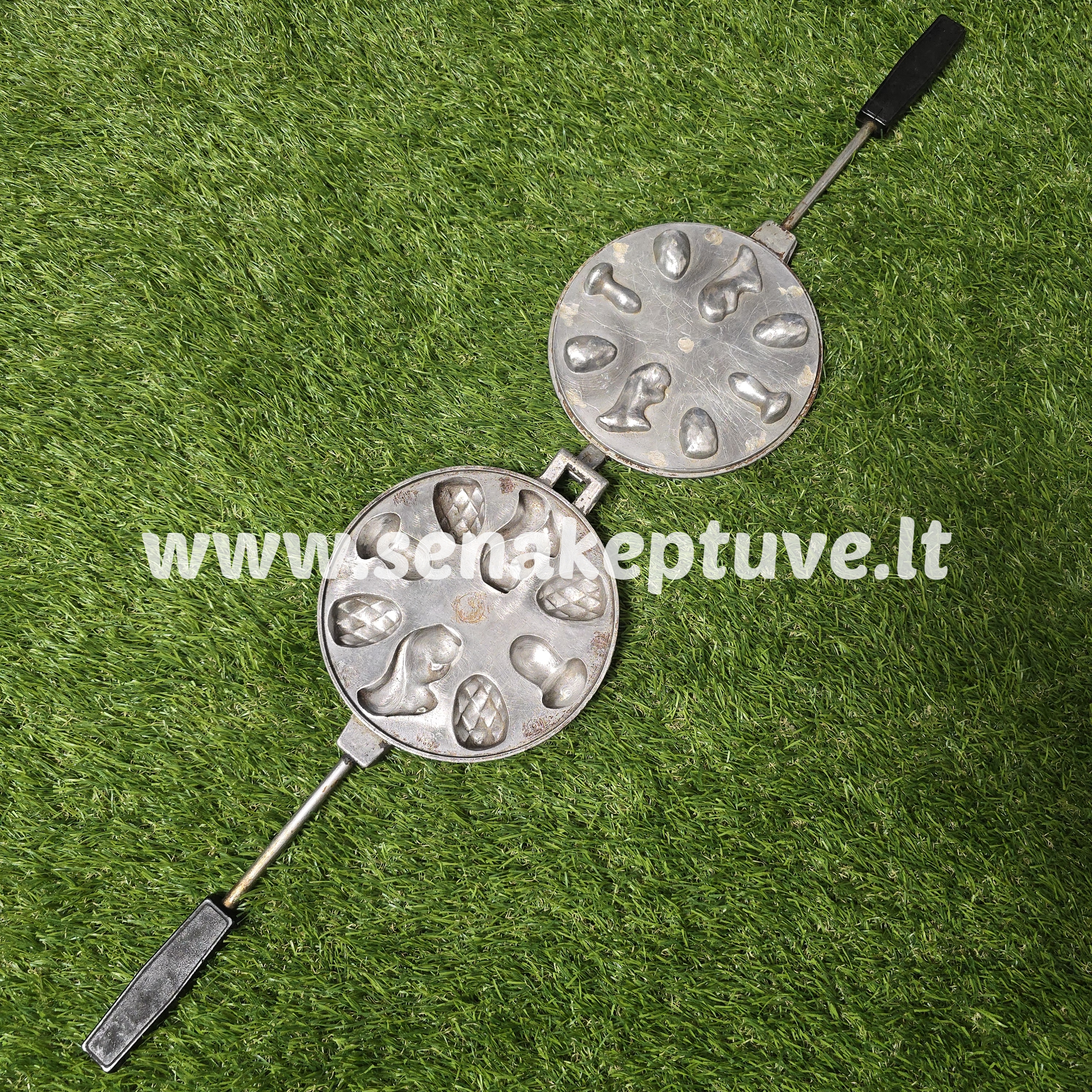 Senovinė asorti (2 voveraitės, 2 grybukai ir 4 kankorėžiai) keptuvė