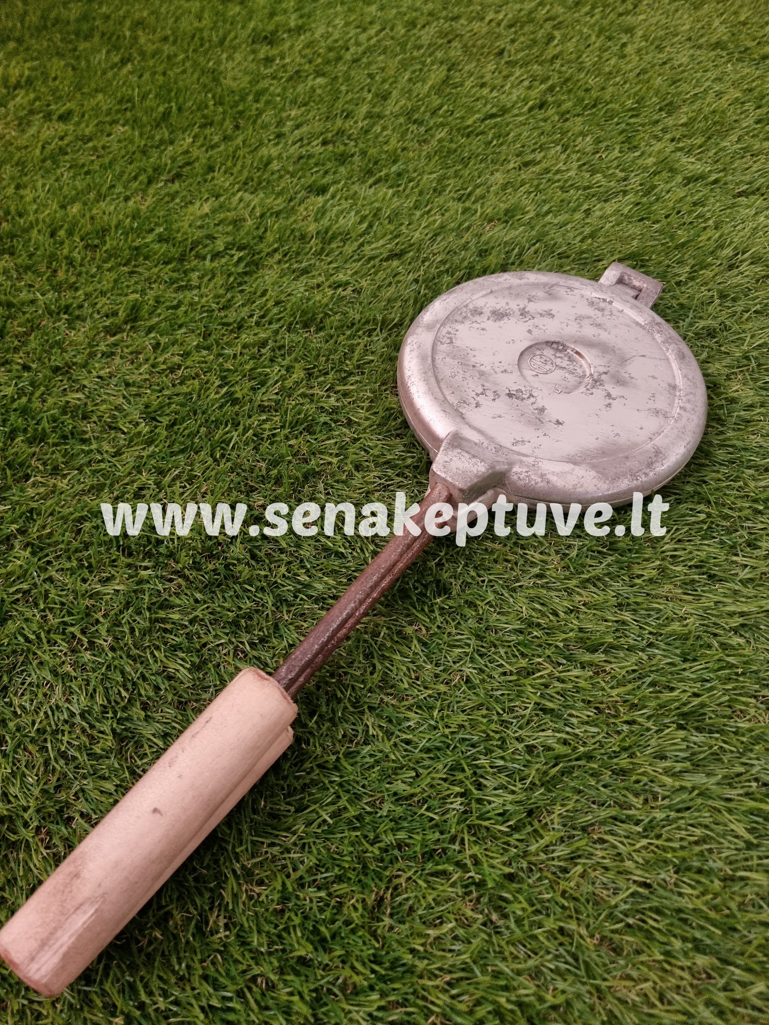 Senovinė asorti (1 gėlytė, 4 grybukai, 2 kriauklės, 2 riešutėliai, 2 kankorėžiai ir 2 pupos) keptuvė