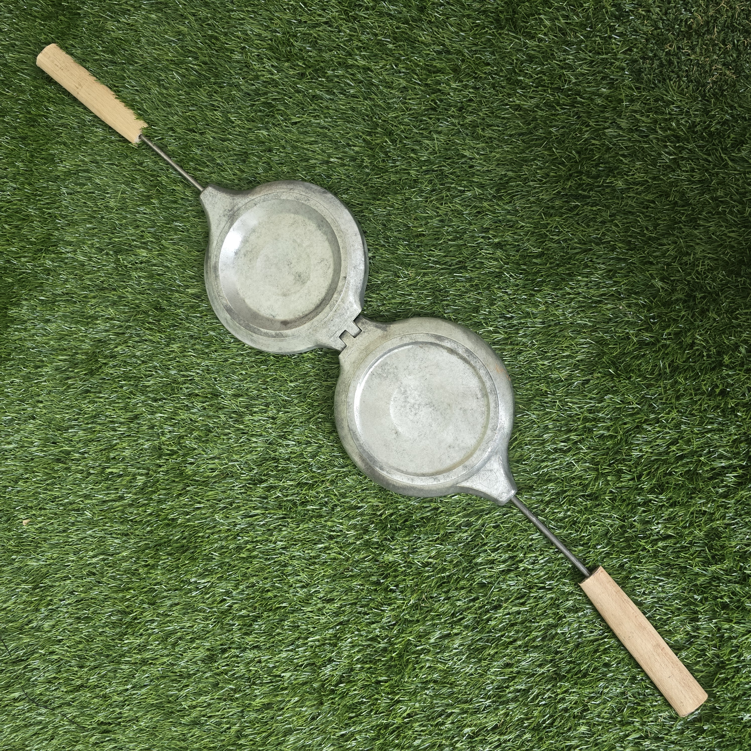 Senovinė riešutėlių keptuvė