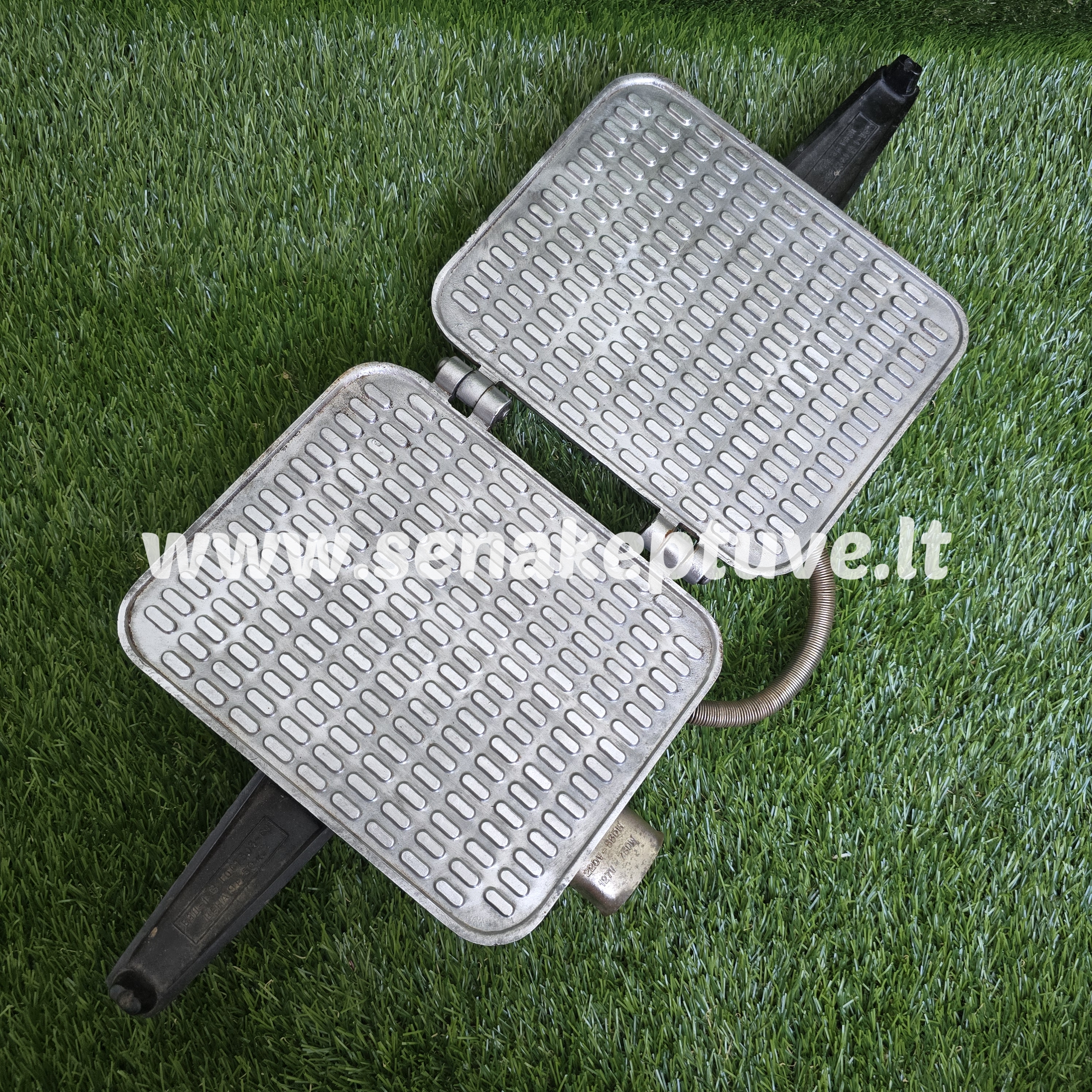 Senovinė elektrinė vaflinė su laidu