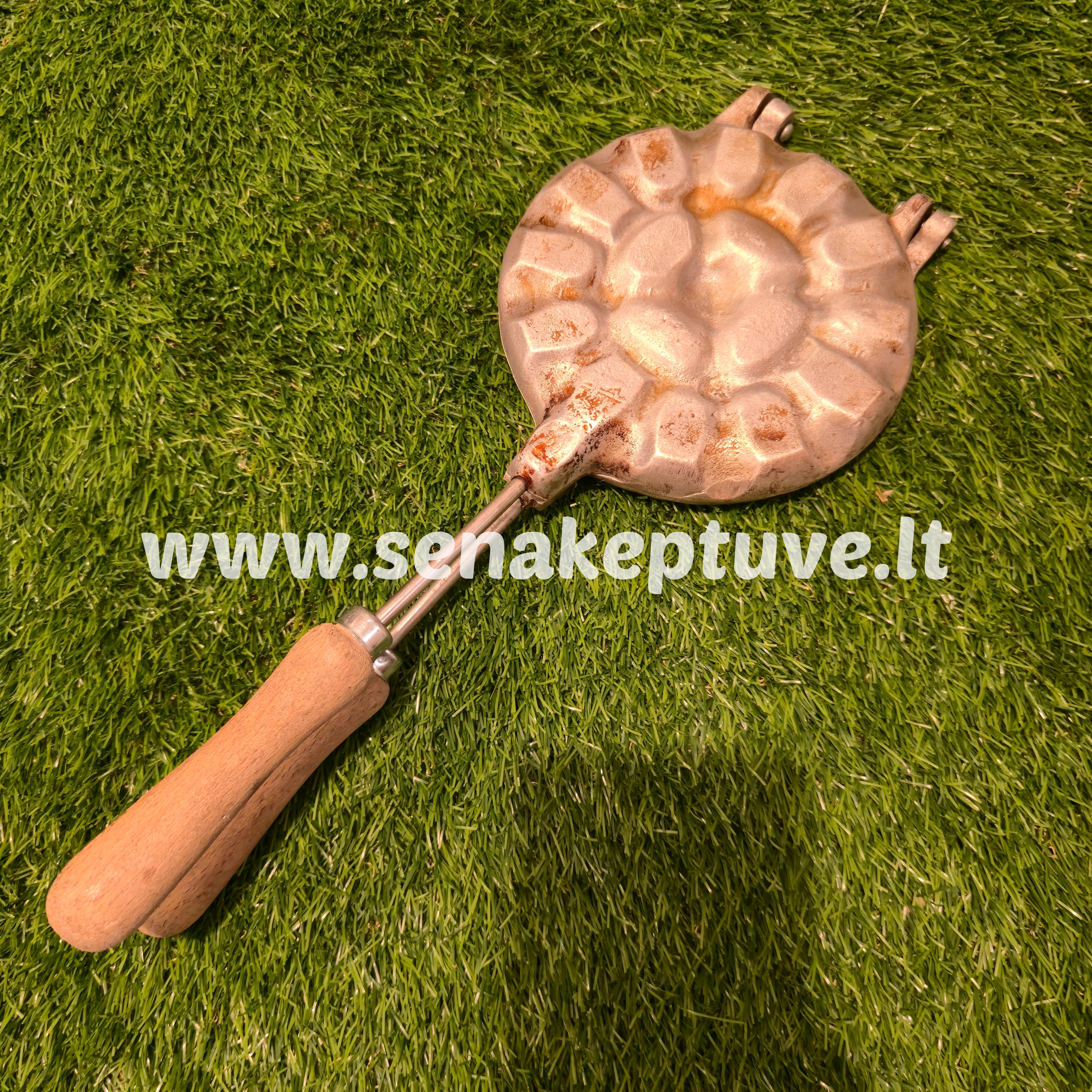 Senovinė riešutėlių keptuvė