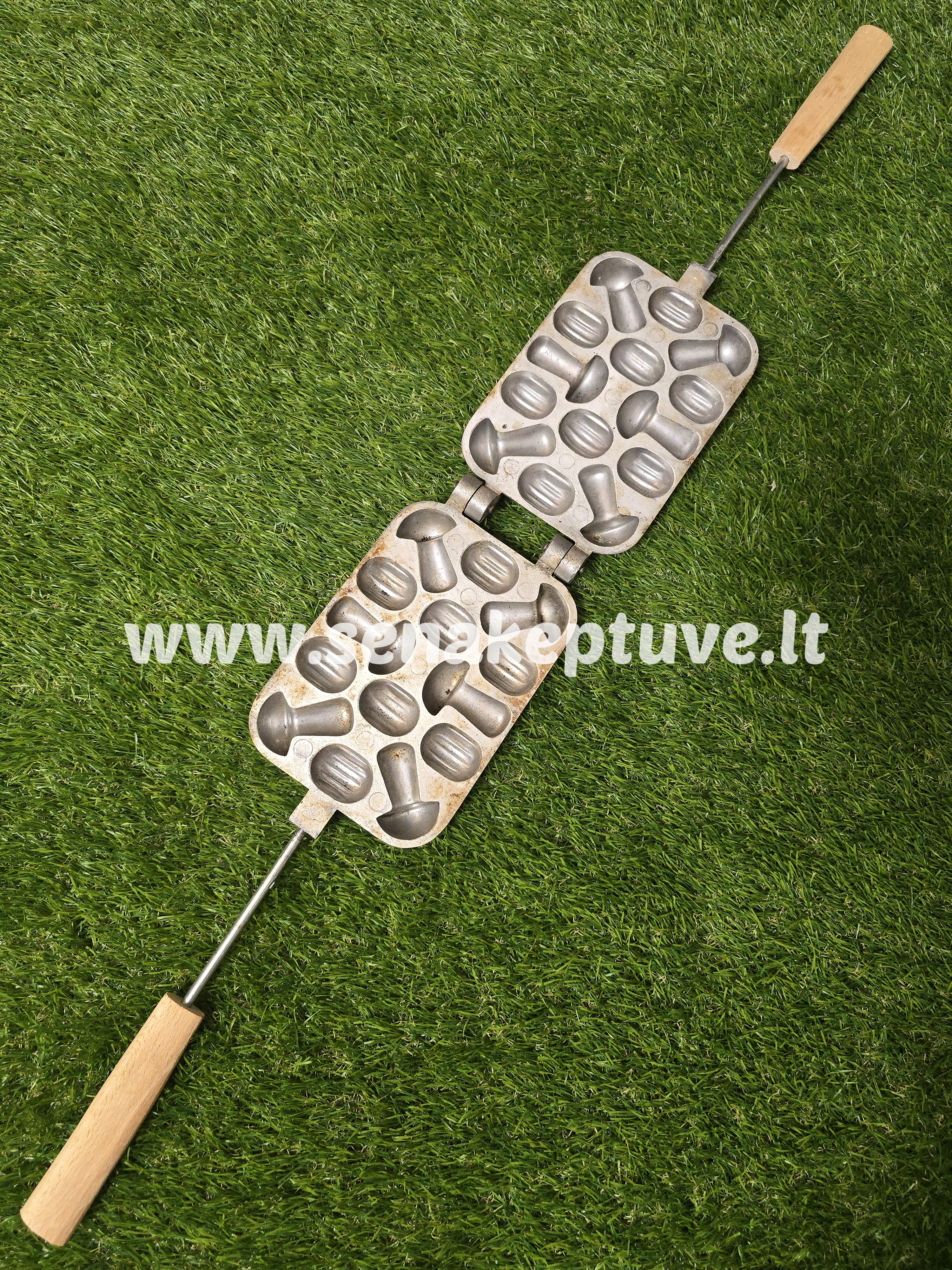 Senovinė asorti (6 grybukai, 8 riešutėliai) keptuvė