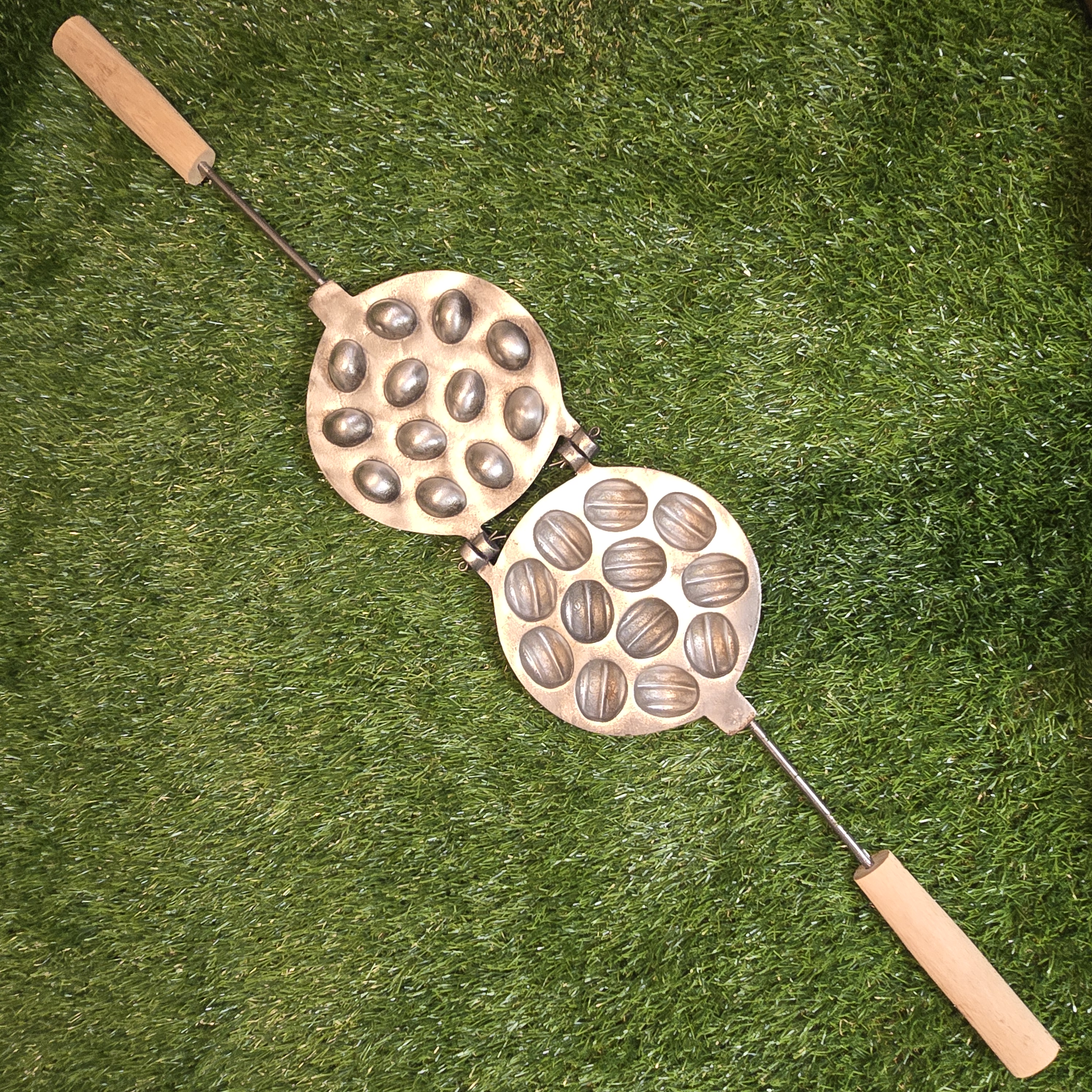 Senovinė riešutėlių keptuvė