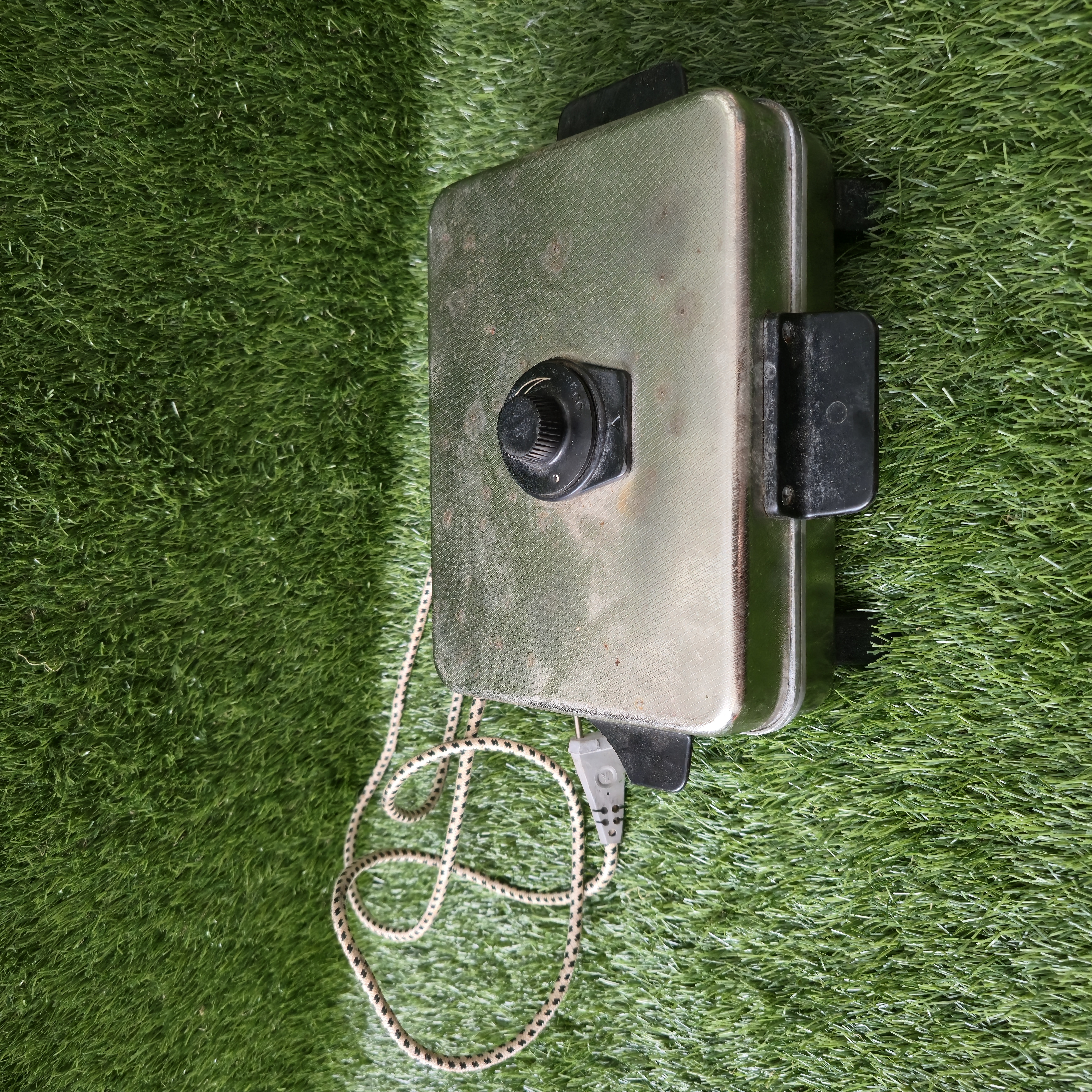 Senovinė elektrinė vaflinė su laidu (nuskelta šoninė rankenėlė)