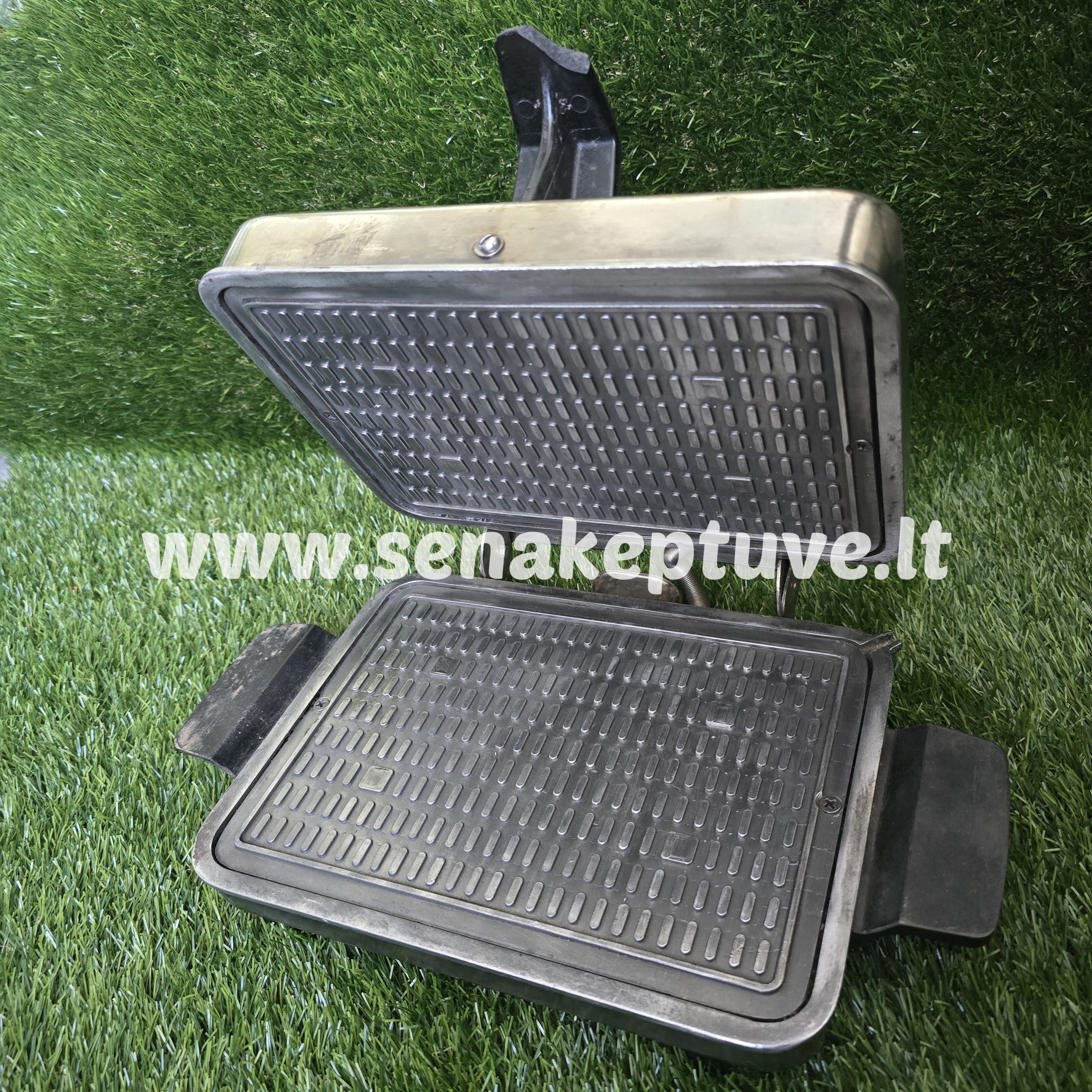 Senovinė elektrinė vaflinė su laidu (nuskilęs rankenos galiukas)