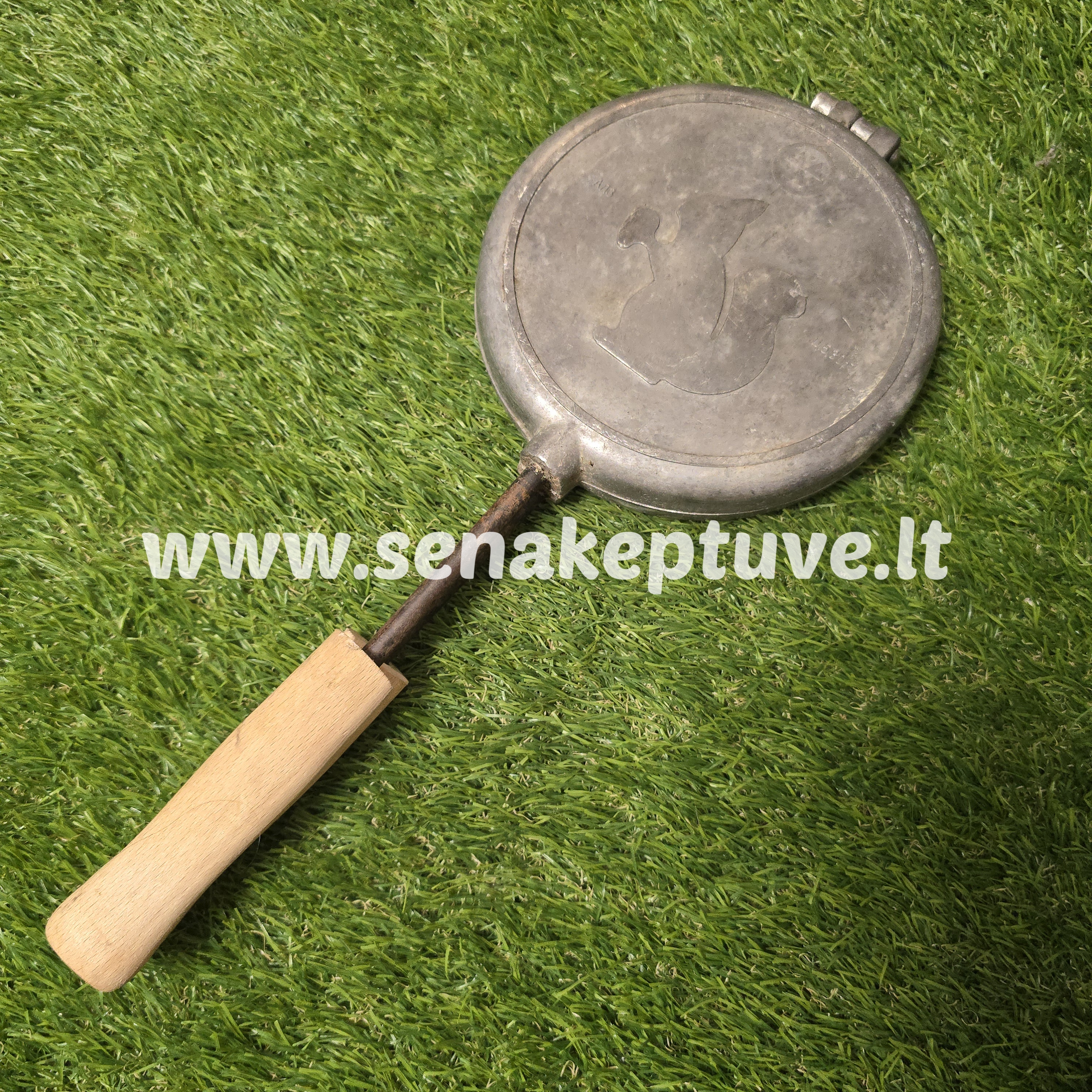 Senovinė asorti keptuvė (2 voveraitės ir 3 grybukai)