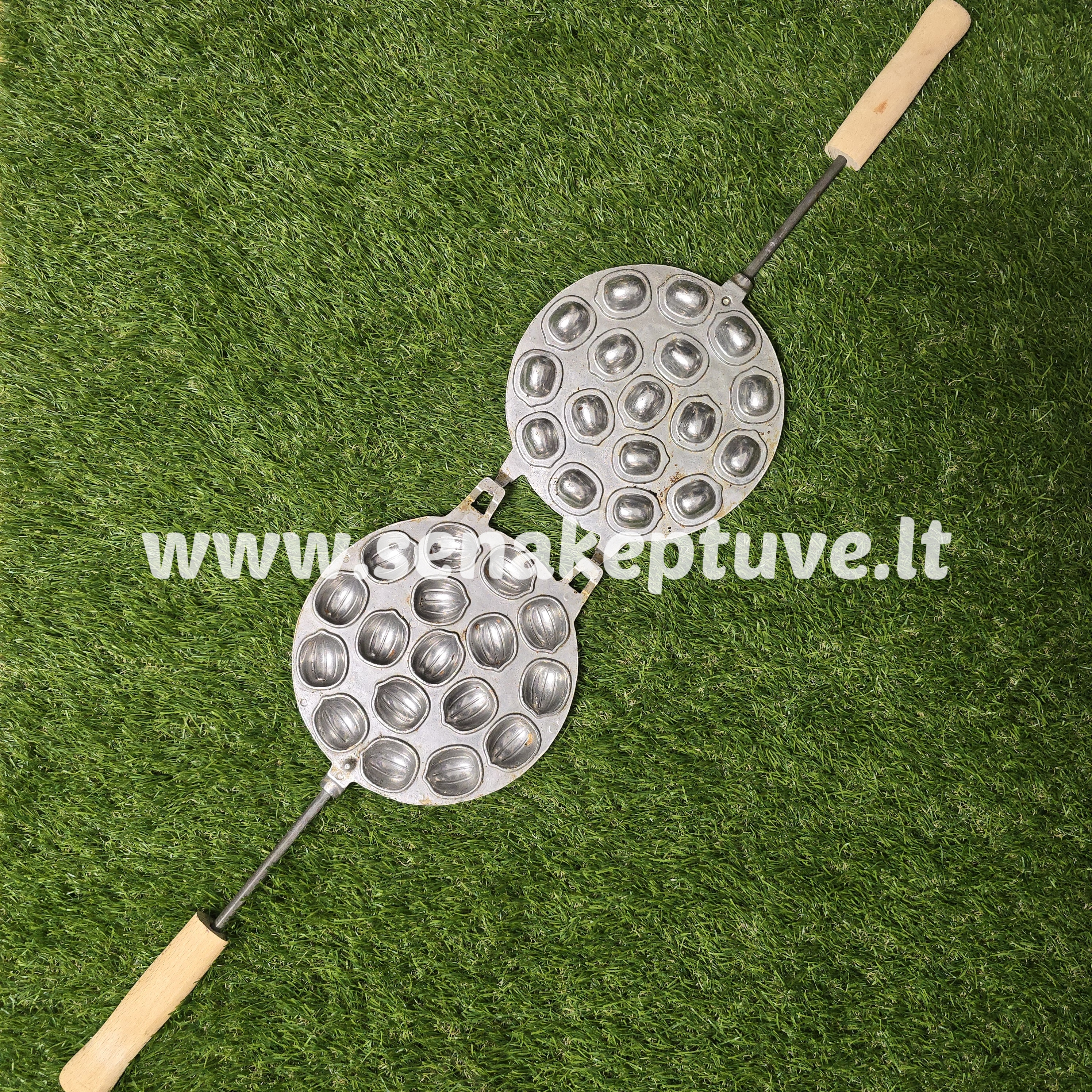 Senovinė riešutėlių keptuvė