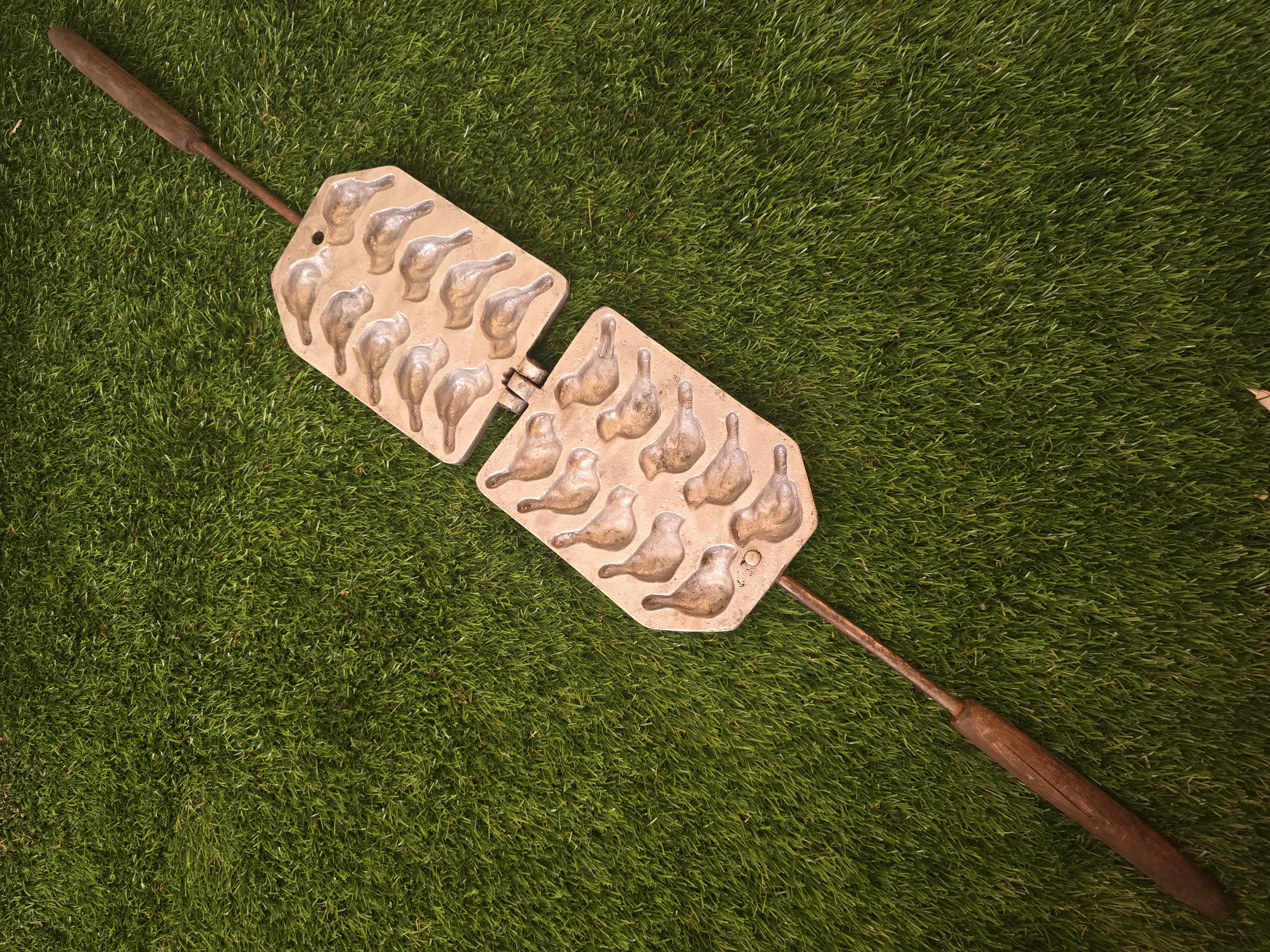 Labai reta senovinė paukštelių keptuvė