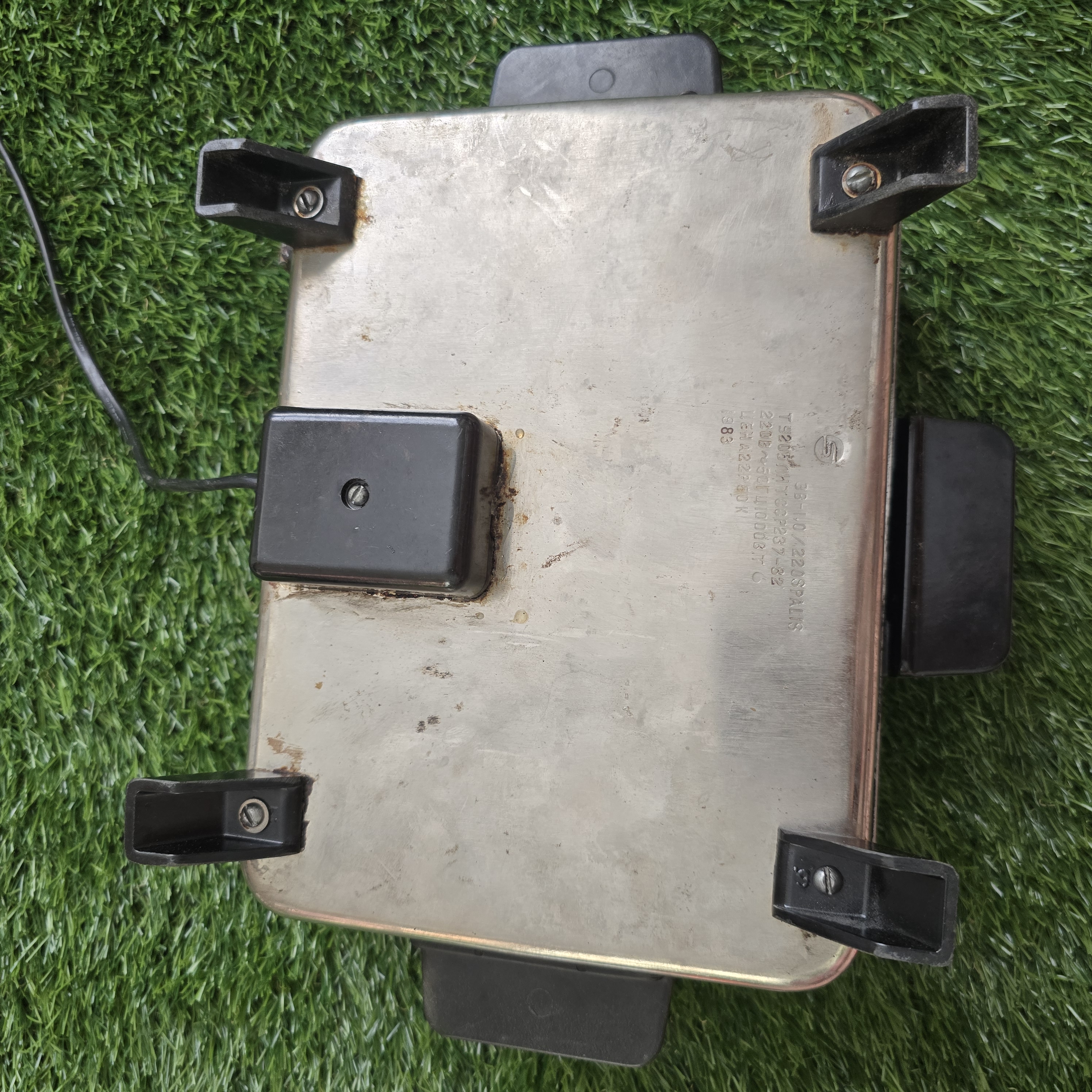 Senovinė elektrinė vaflinė su laidu