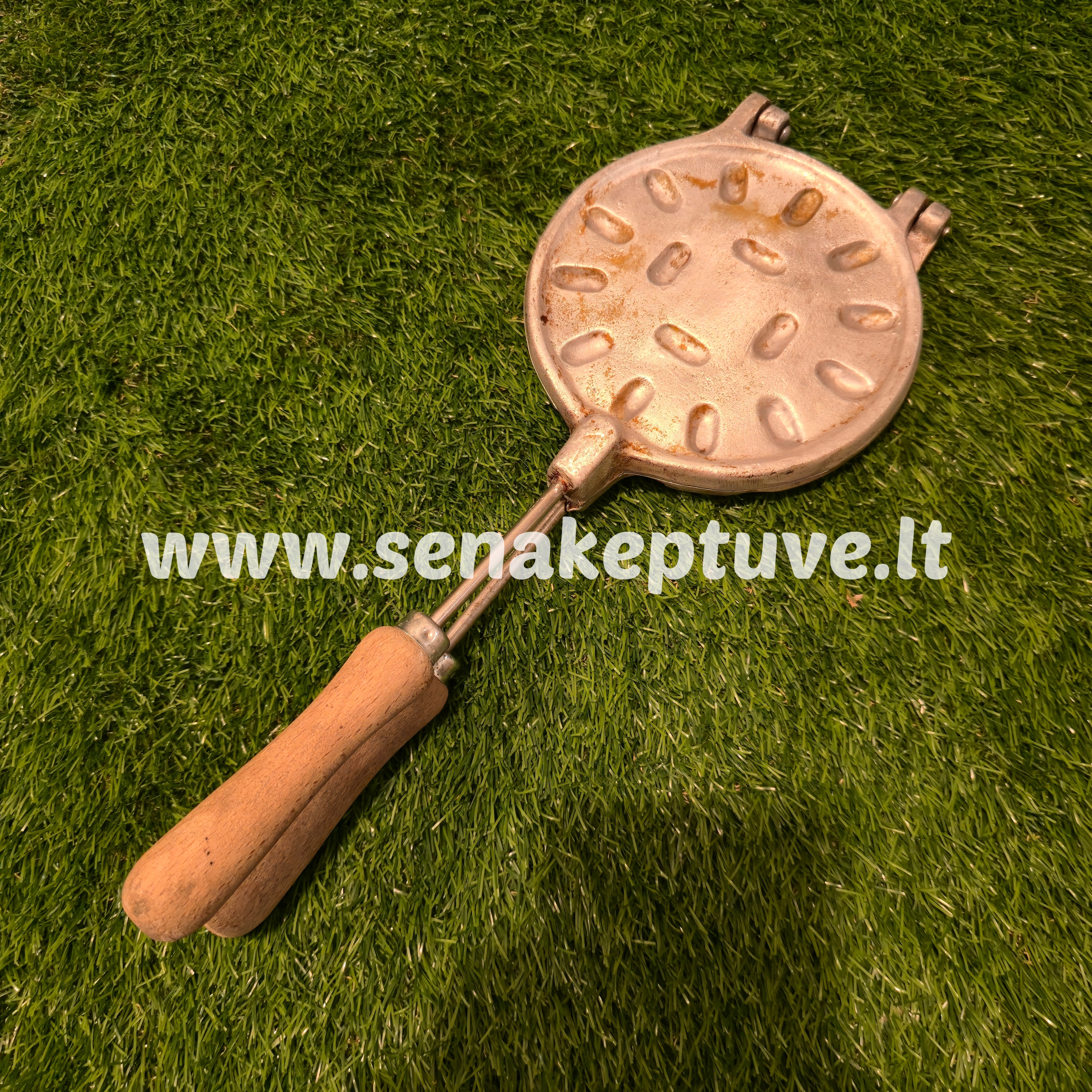 Senovinė riešutėlių keptuvė