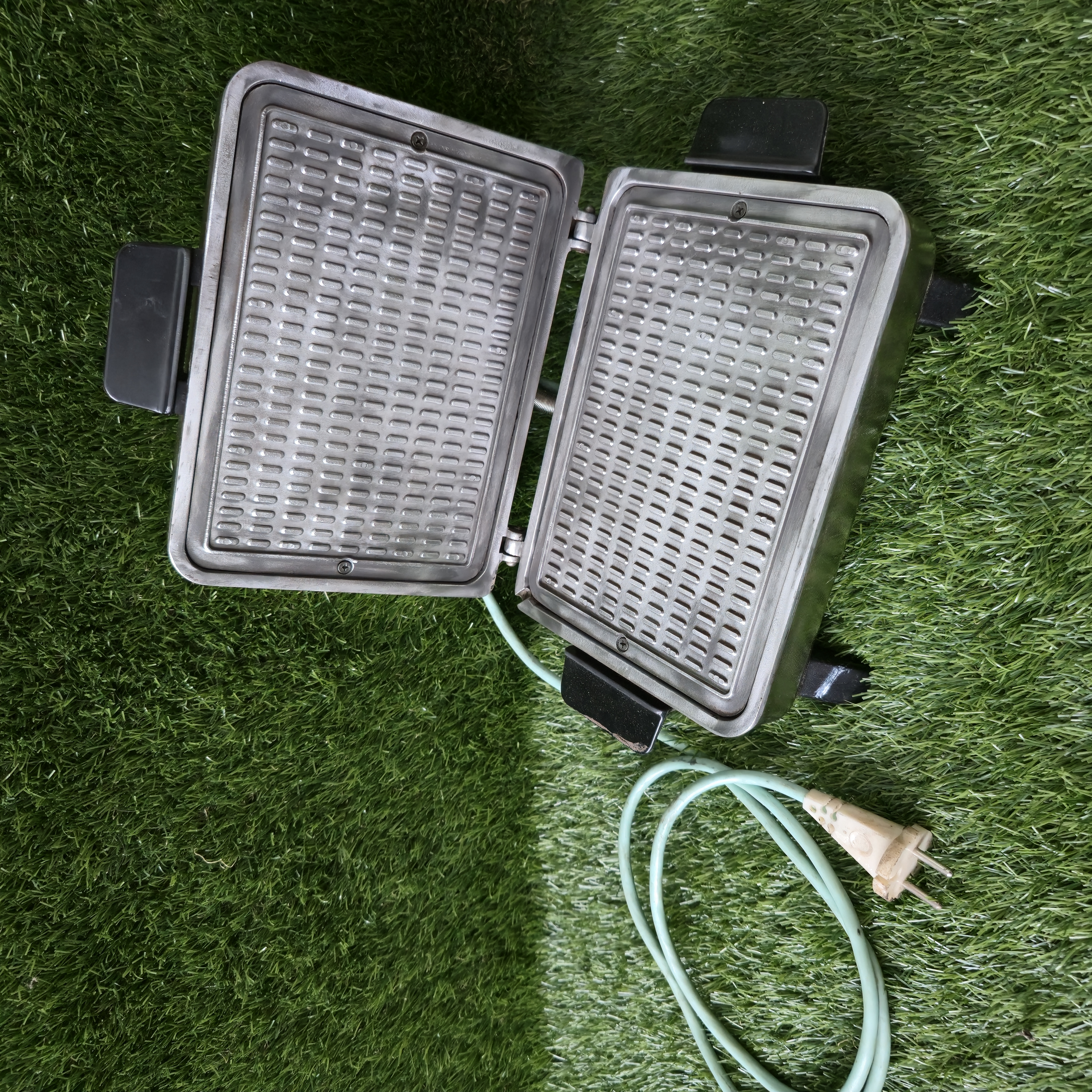 Senovinė elektrinė vaflinė su laidu