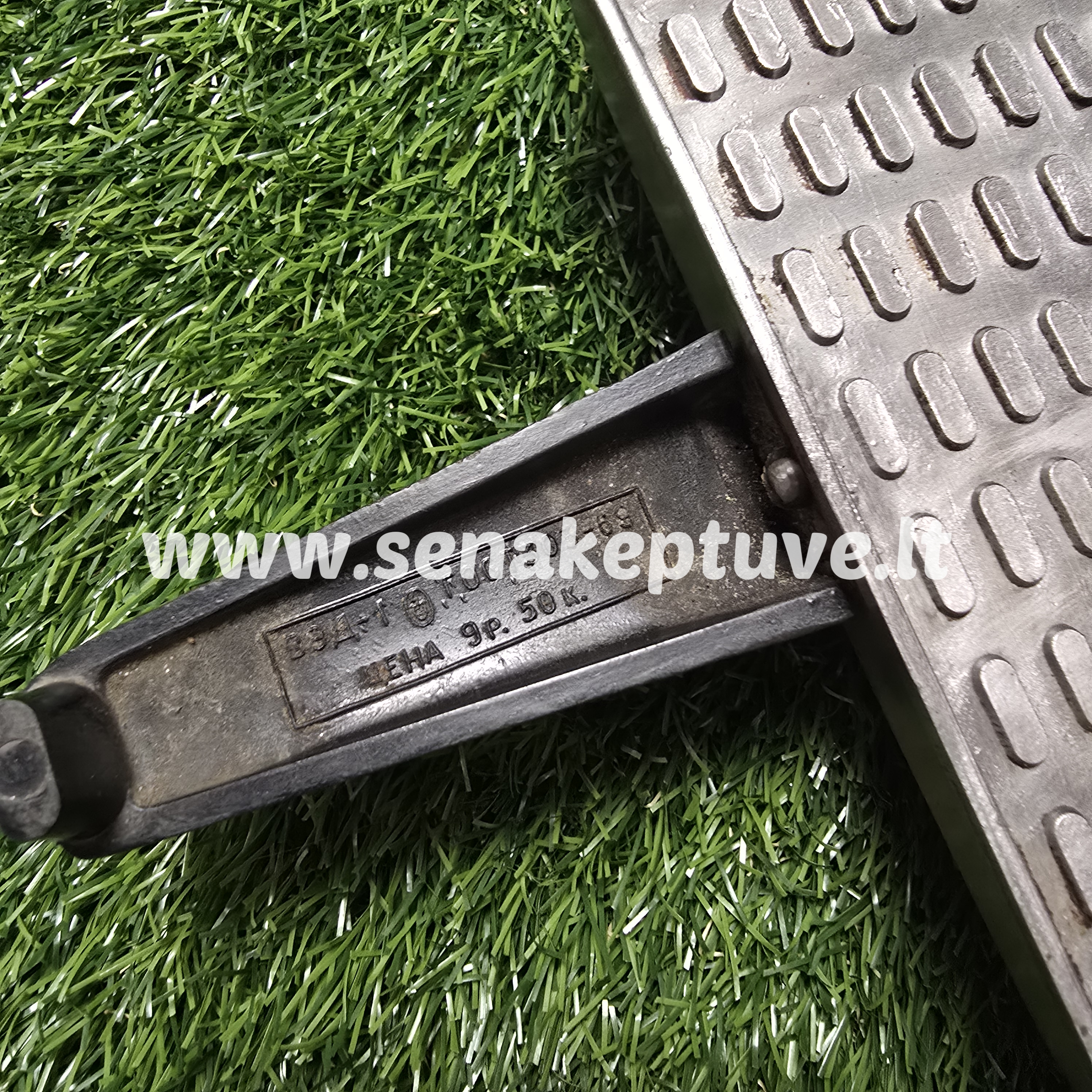 Senovinė elektrinė vaflinė su laidu (nukritusi laido skardelė)